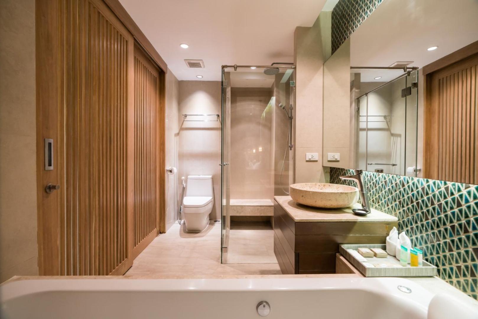 Pool View Deluxe-Hillside