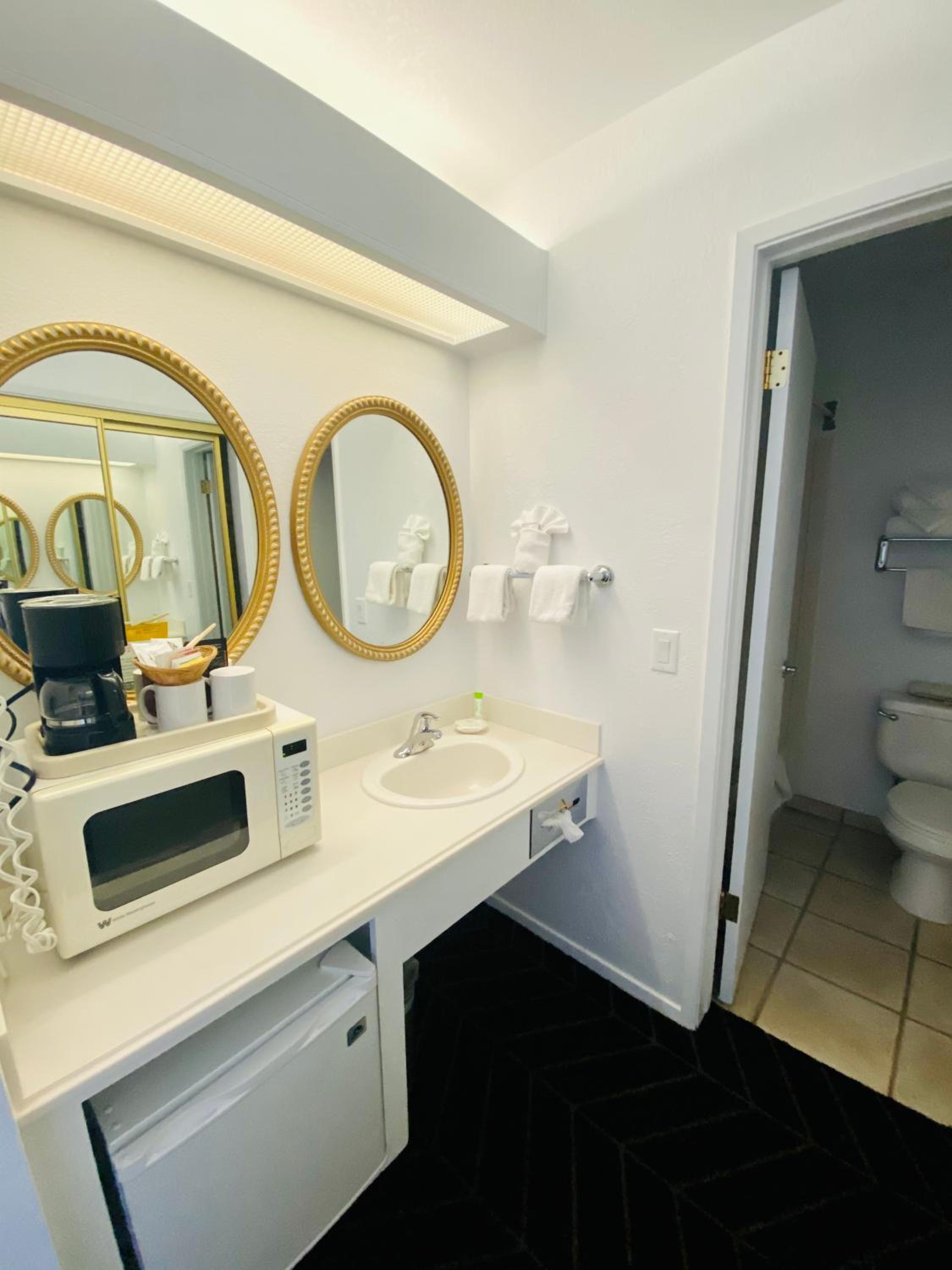 Deluxe Room 2 Queen Beds Fireplace and Balcony Non Smoking 