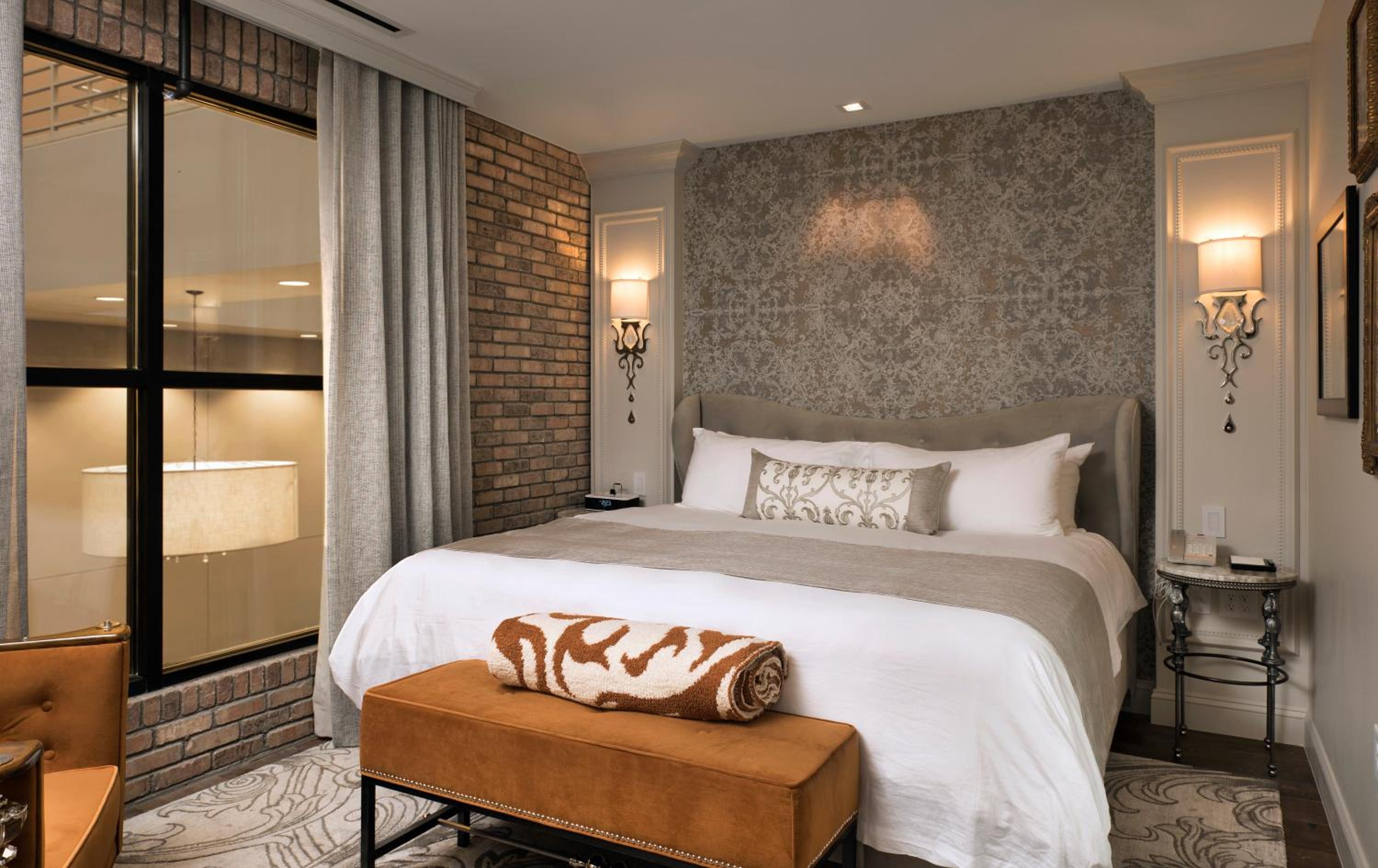 Superior King Room Atrium View