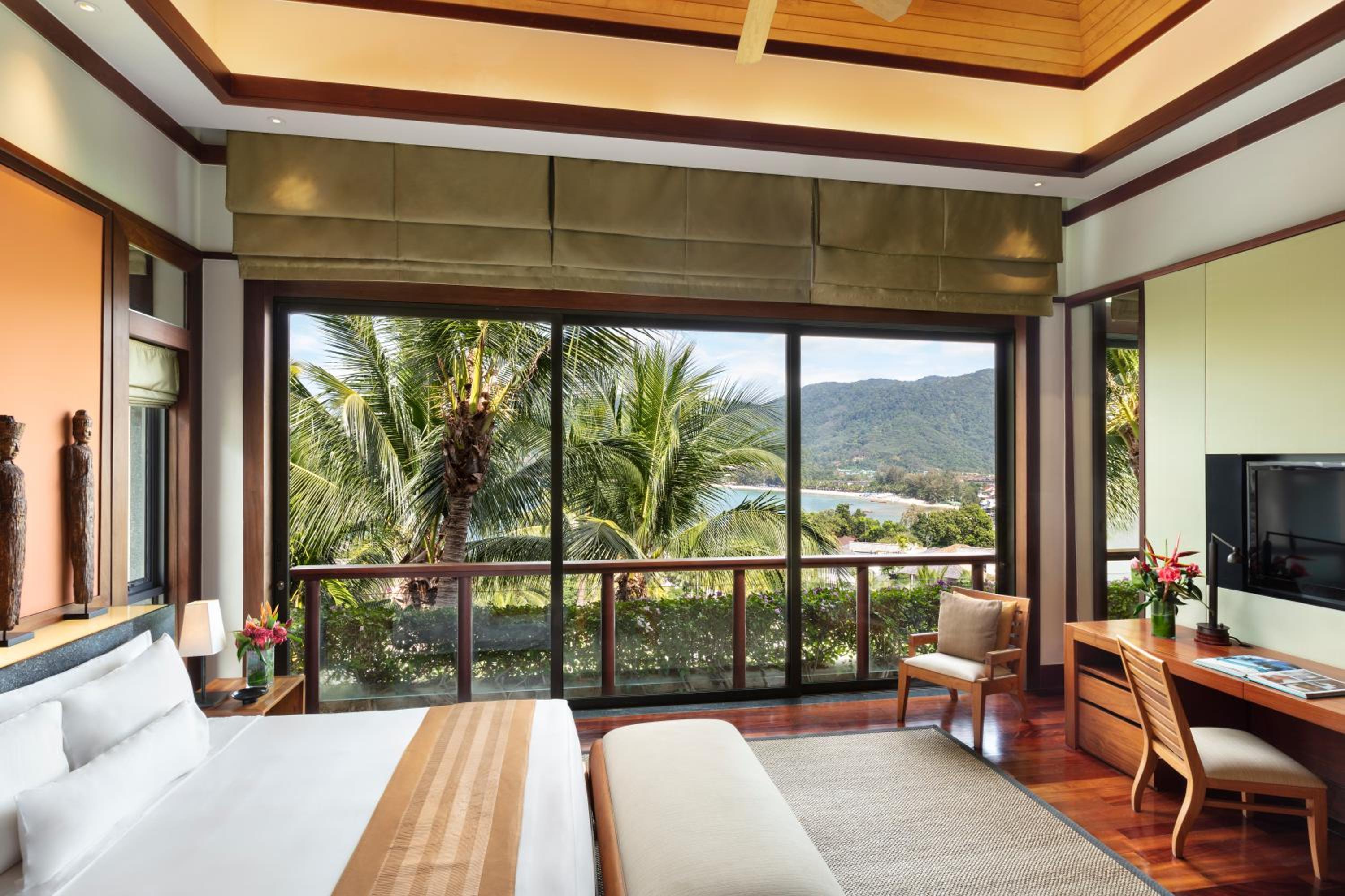 One-Bedroom Penthouse Pool Suite