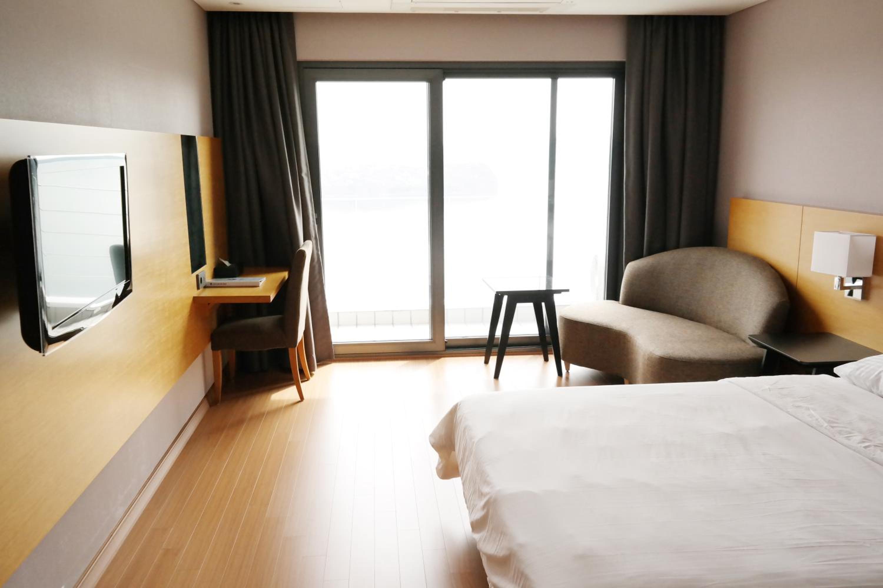 Standard Double Room with Lake View