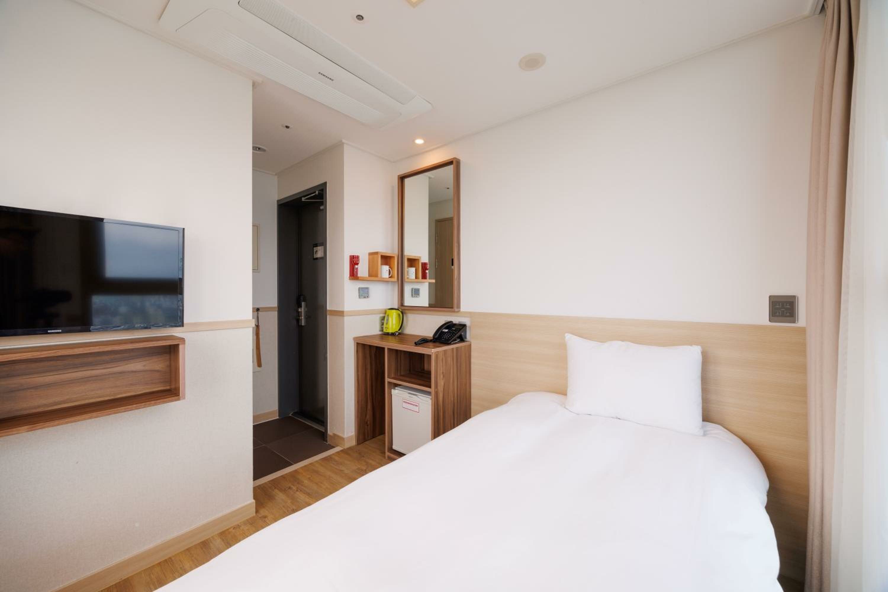 Standard Corner Single Room