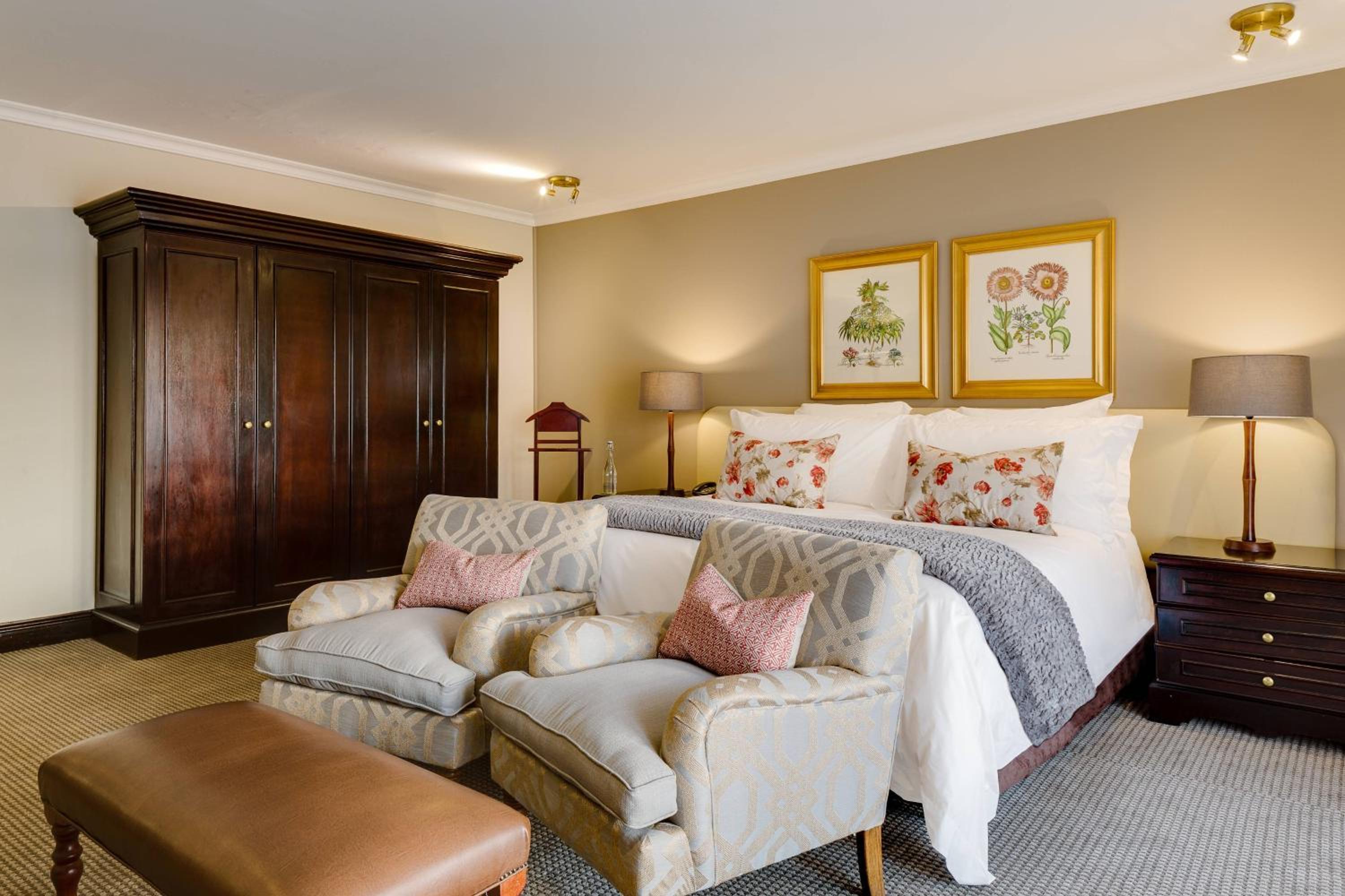 Guest room, 1 King, Sofa bed, Lake view, Balcony