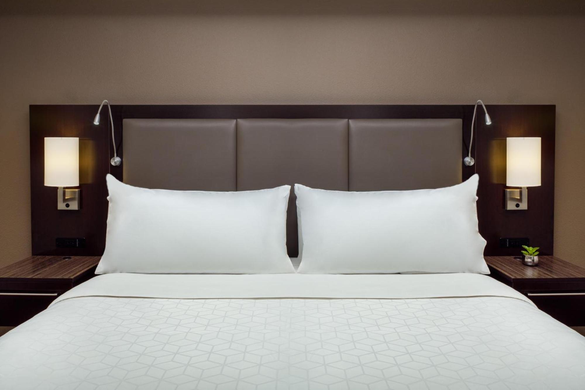 King Room - Mobility Access/Roll in Shower - Non-Smoking