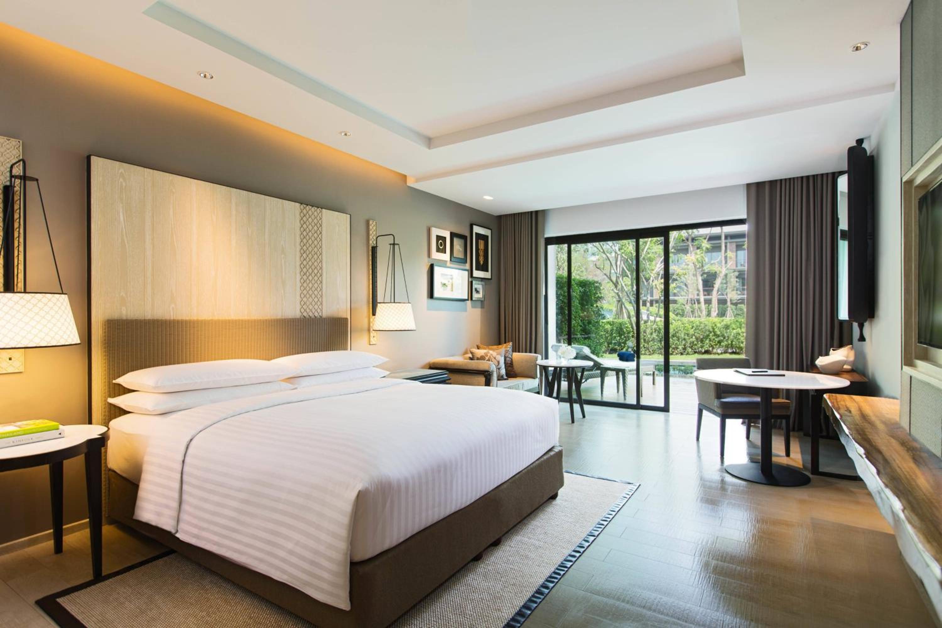 Guest room, 1 King, Pool access
