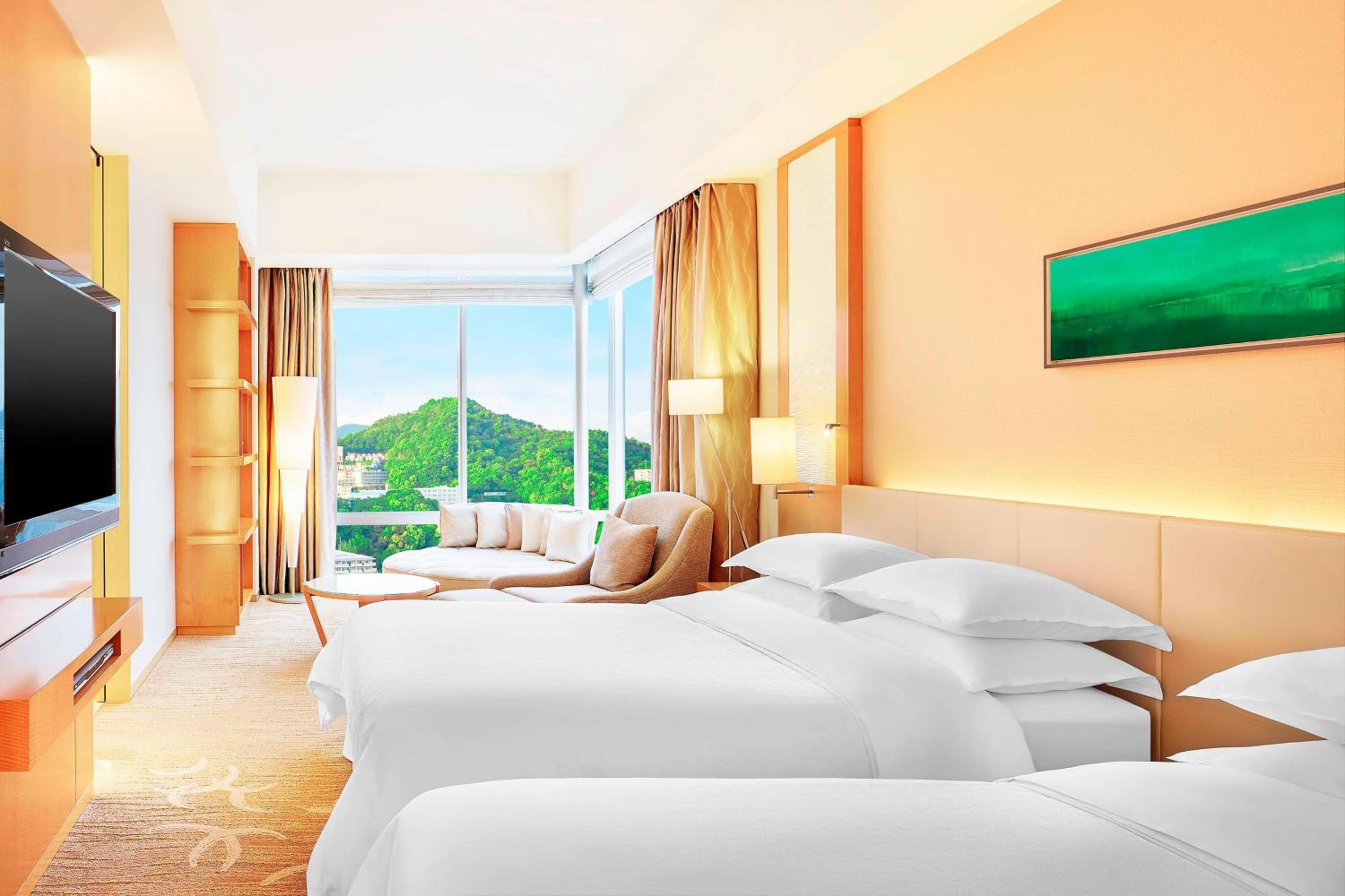 Club Corner Suite Room, 2 Queen, City View