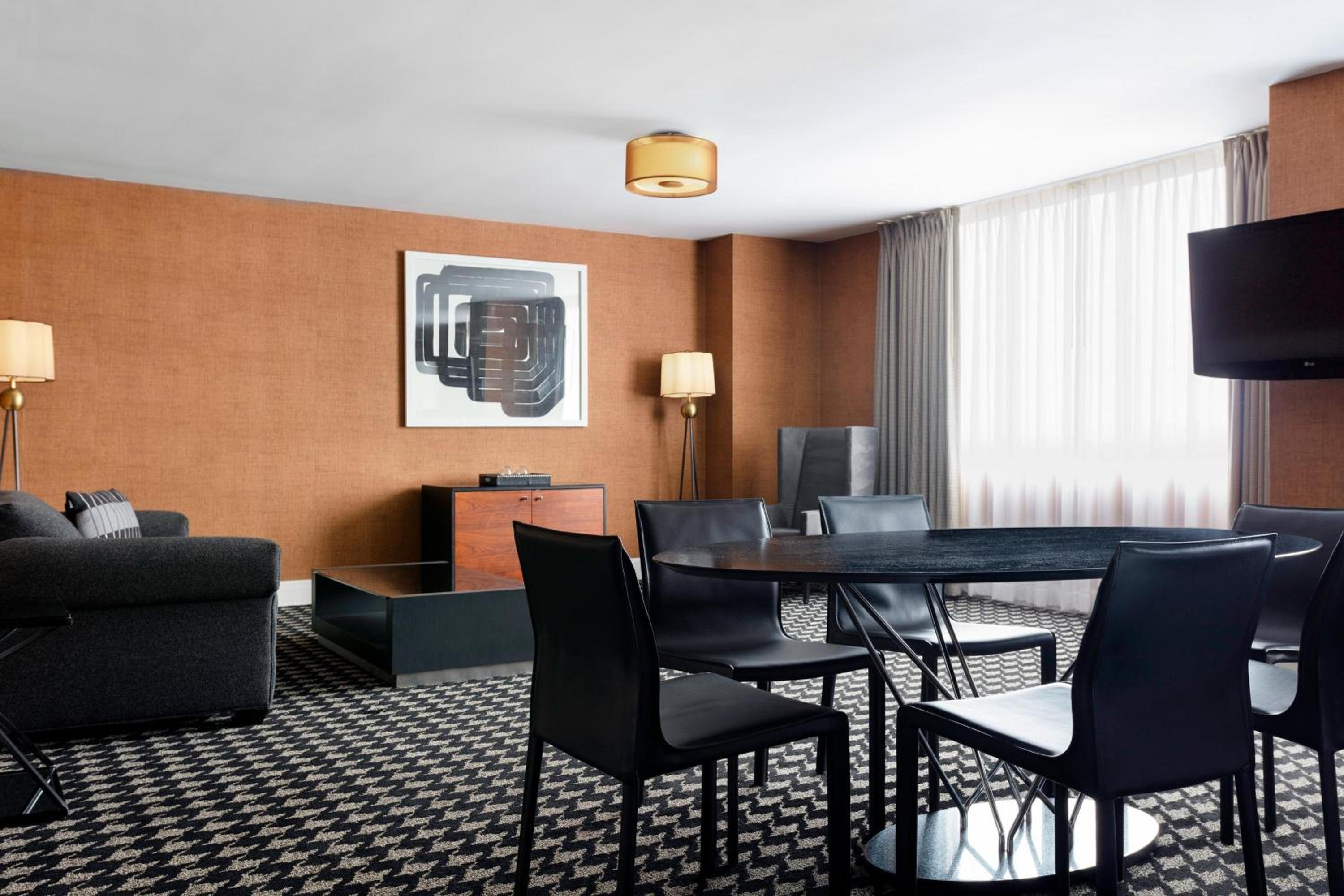 Suite, 1 King, City view, Corner room