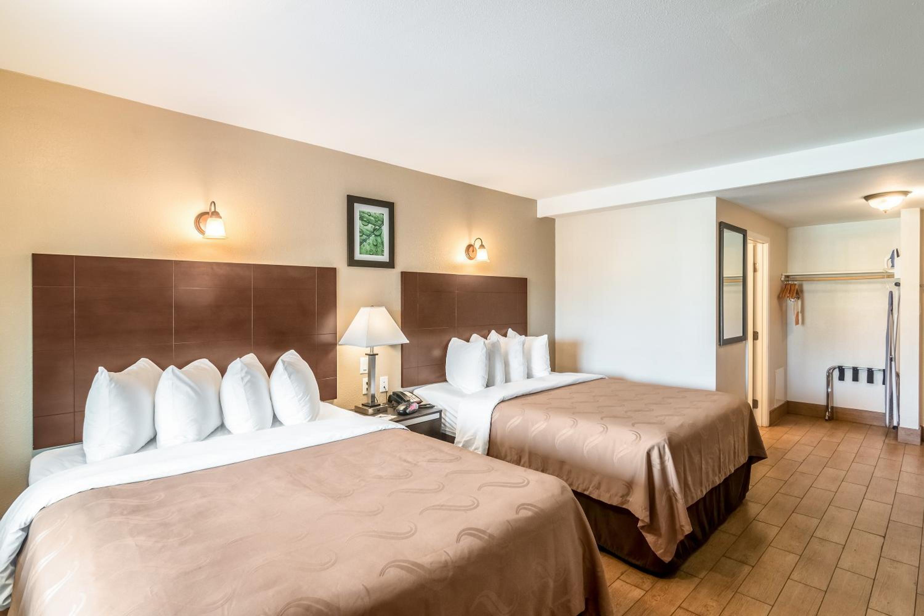 Standard Queen Room With Two Queen Beds - Smoking