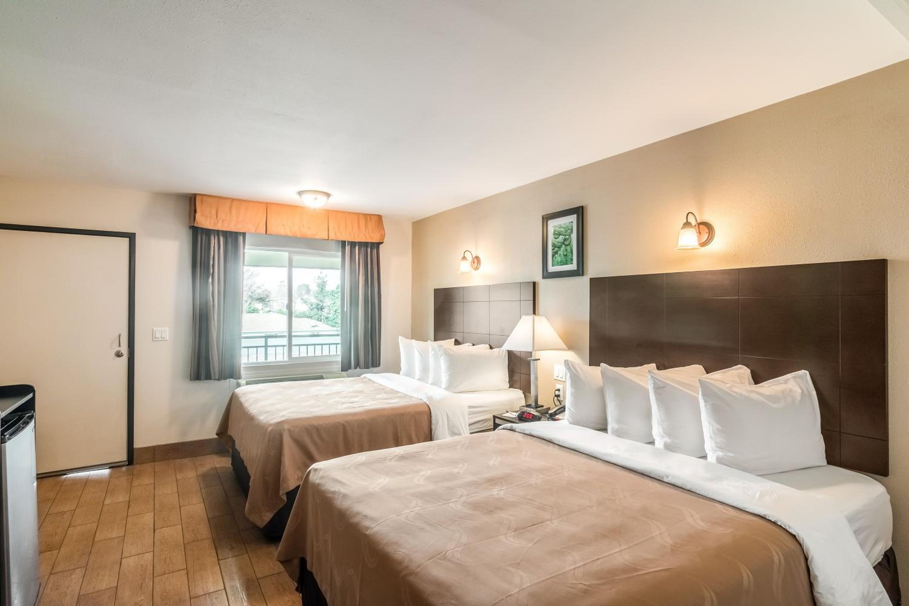 Standard Queen Room With Two Queen Beds - Smoking