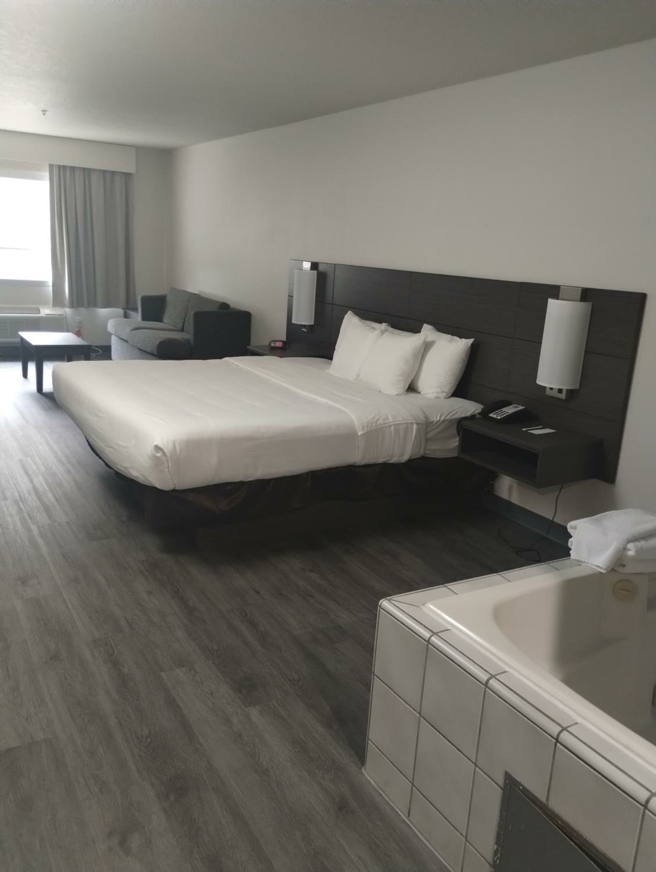 Standard King Room with Whirlpool in bath and Sofabed - Non Smoking 