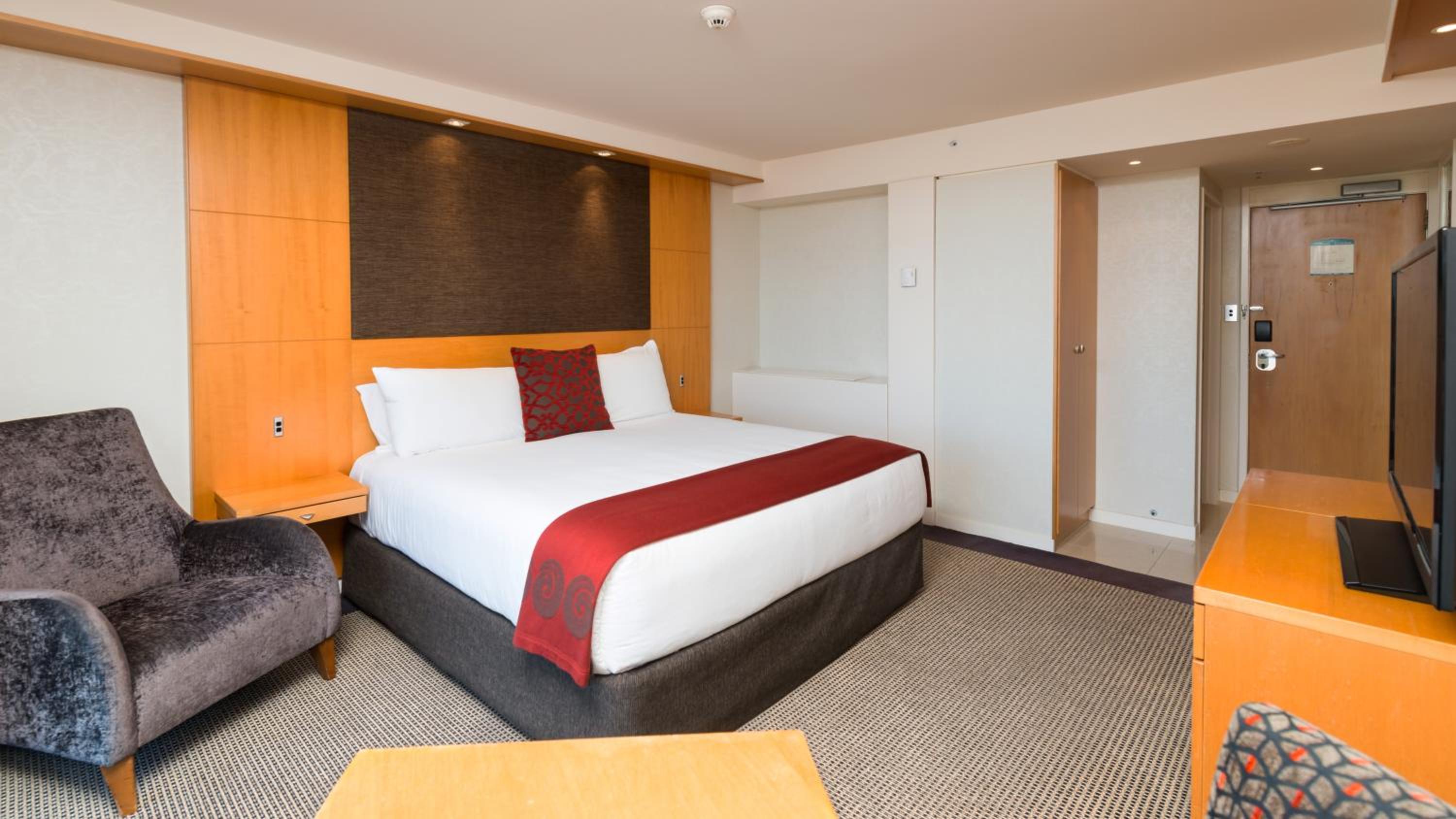 Superior King - Lake-Facing