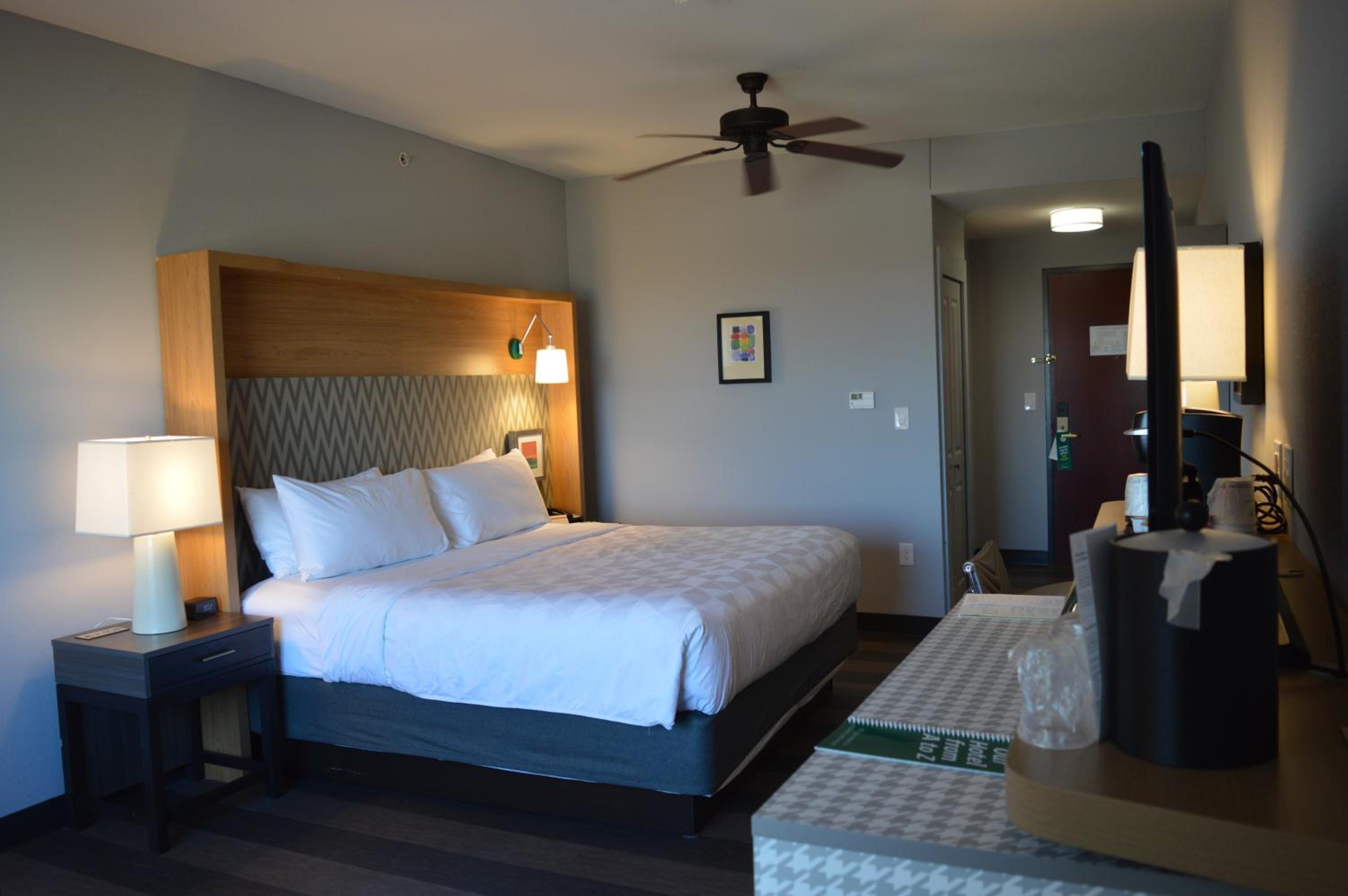 Standard King Room with Accessible Tub - Mobility Access