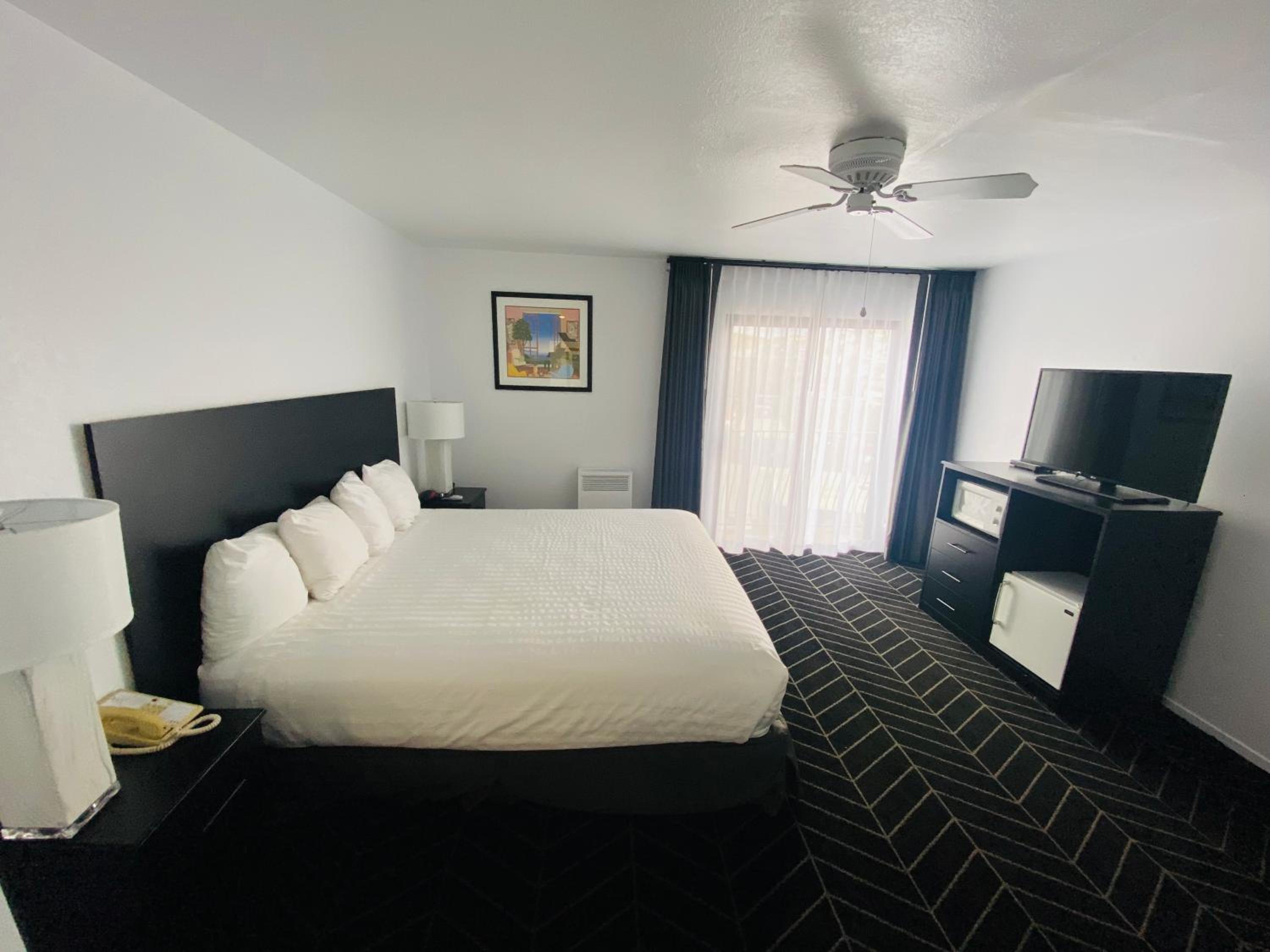 1 King Bed Non Smoking