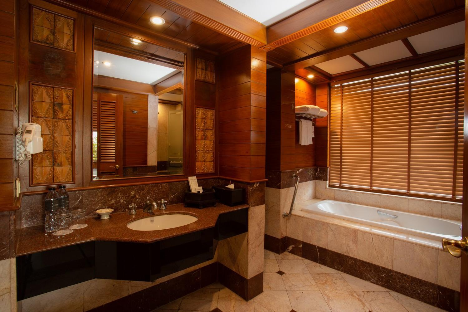 Hillside with Terrace Bathtub