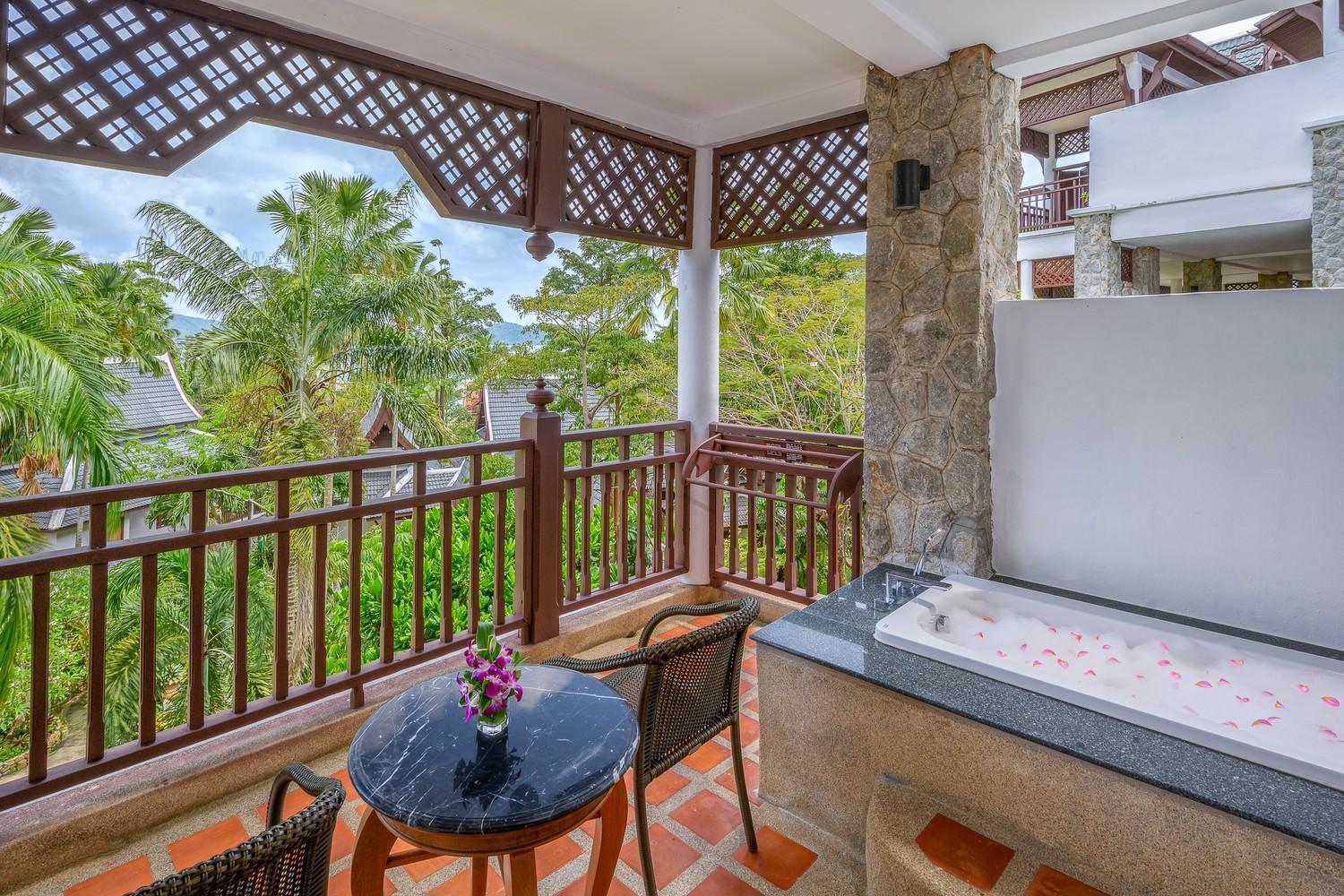 Hillside with Terrace Bathtub