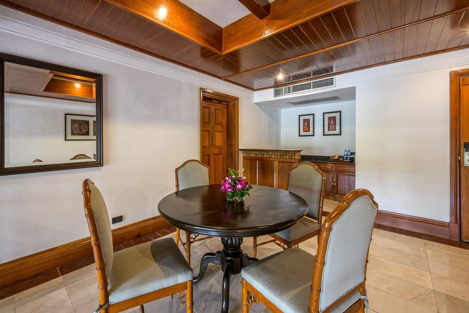 Family One Bedroom Hillside Suite with Terrace Bathtub