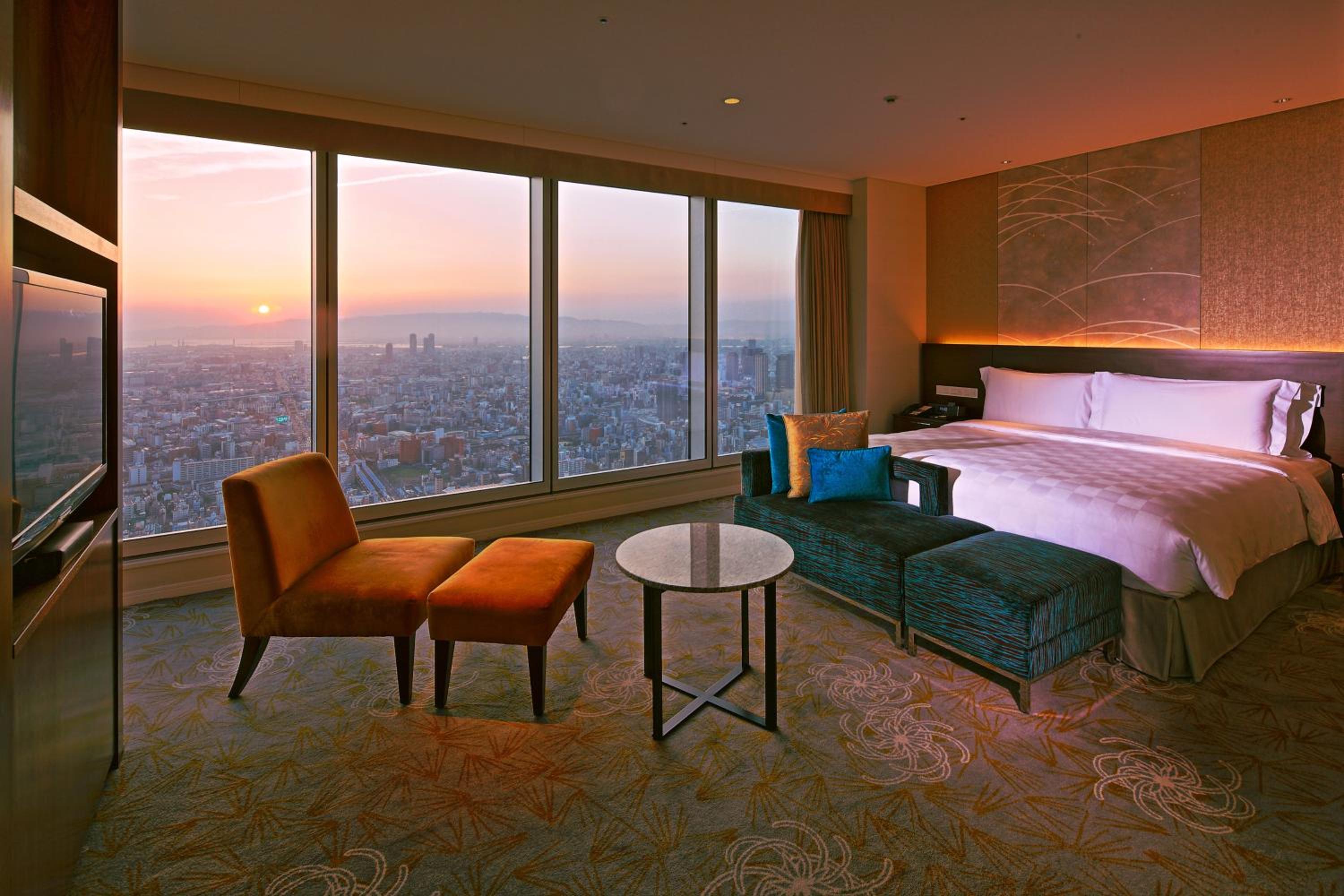 Premium Corner King Room - Non-Smoking