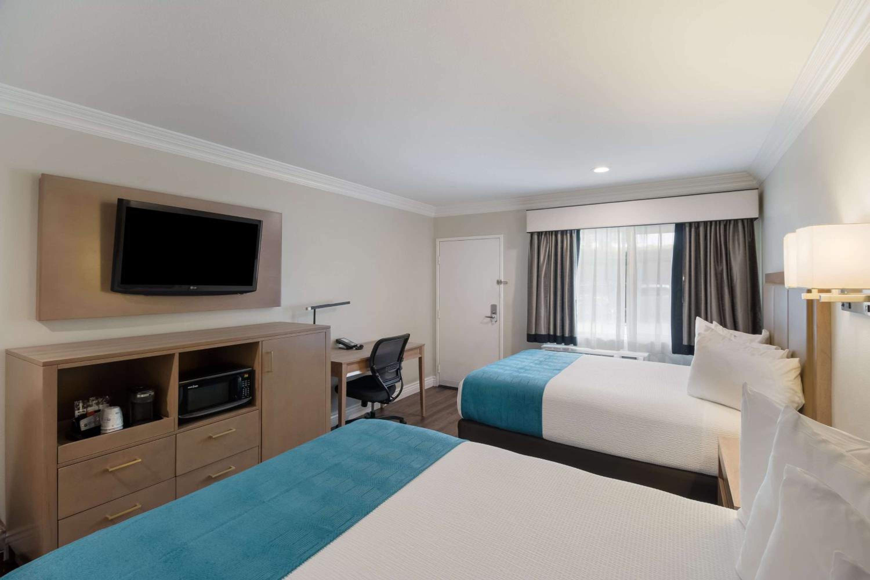 Two-Room Queen Suite with Two Queen Beds and Sofa Bed - Non-Smoking