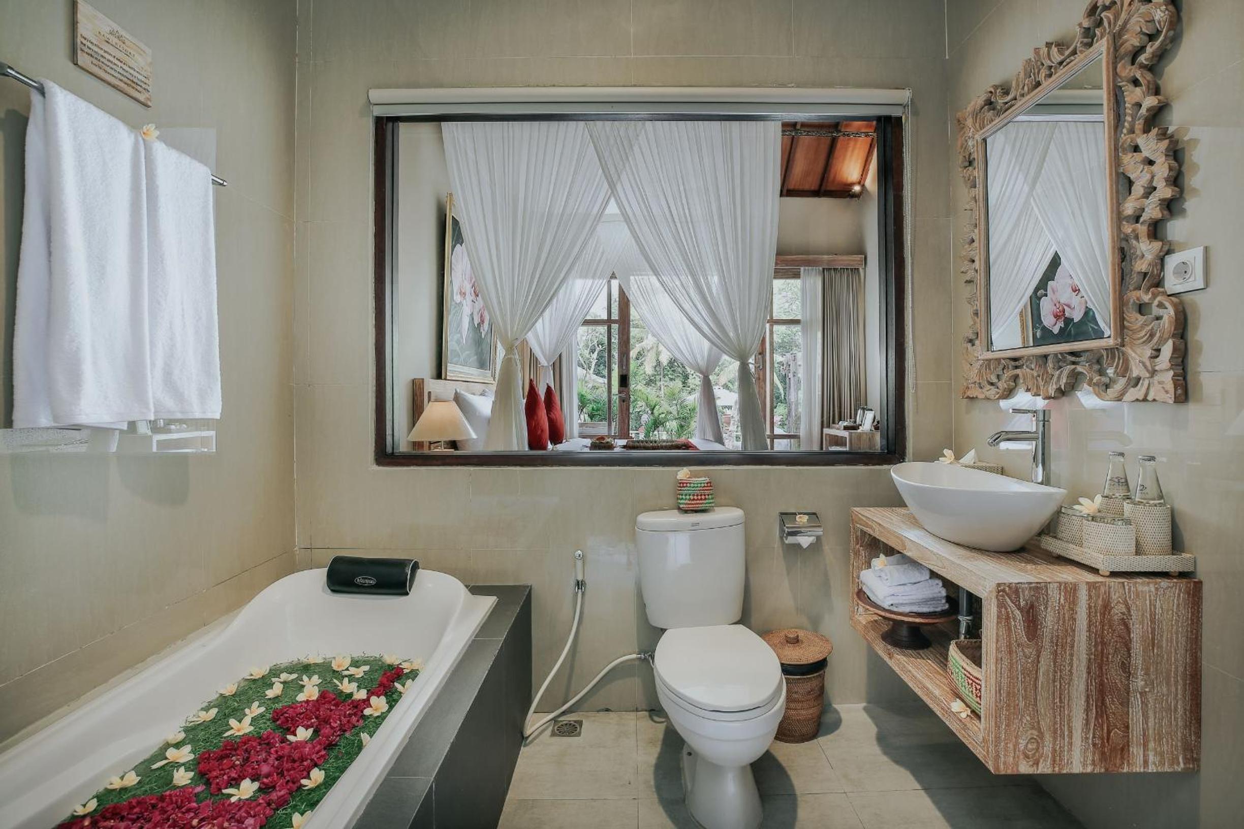 Suite with Pool Access and Free Benefit