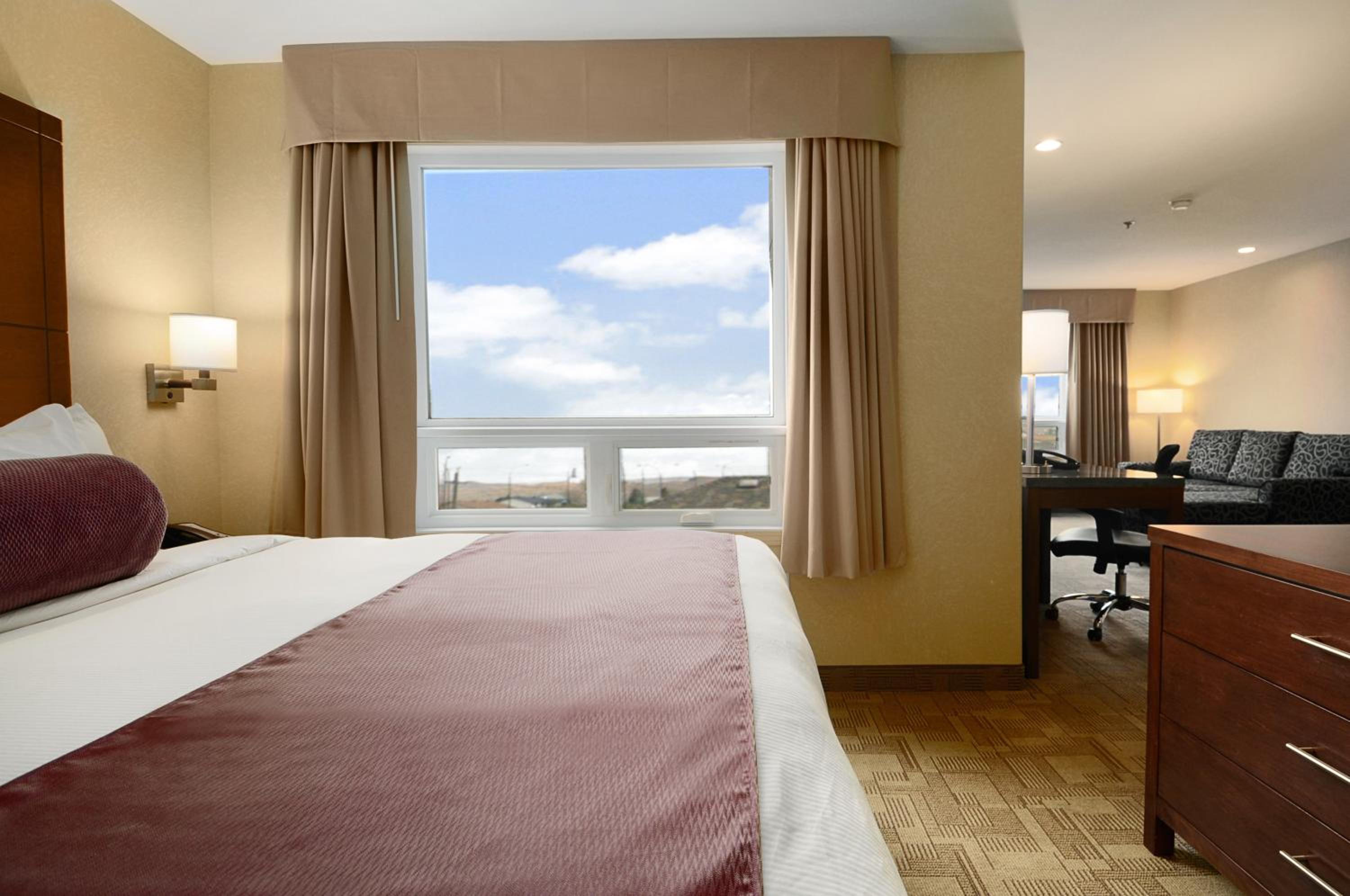 Deluxe King Suite - Non-Smoking