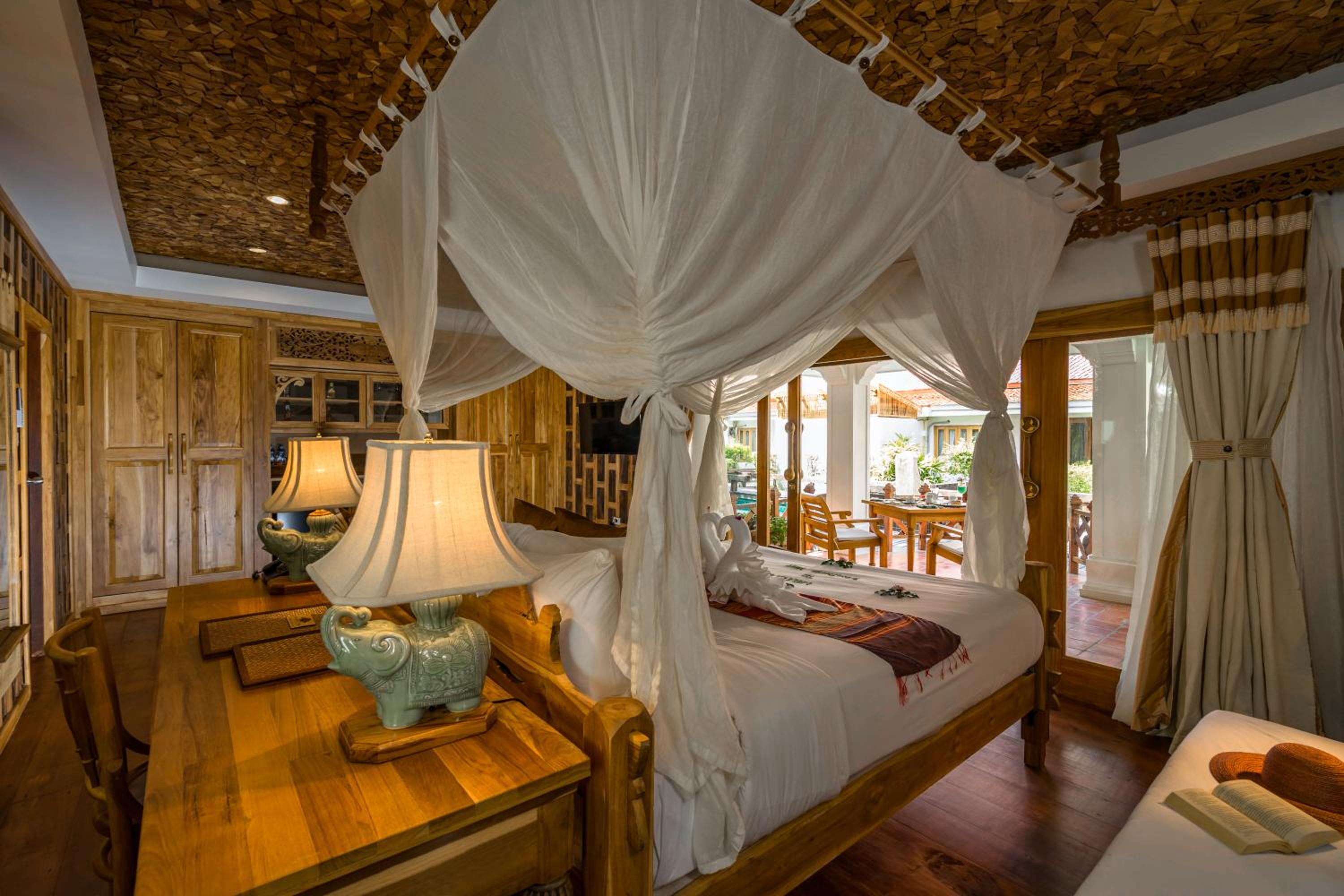 Villa Pool Access