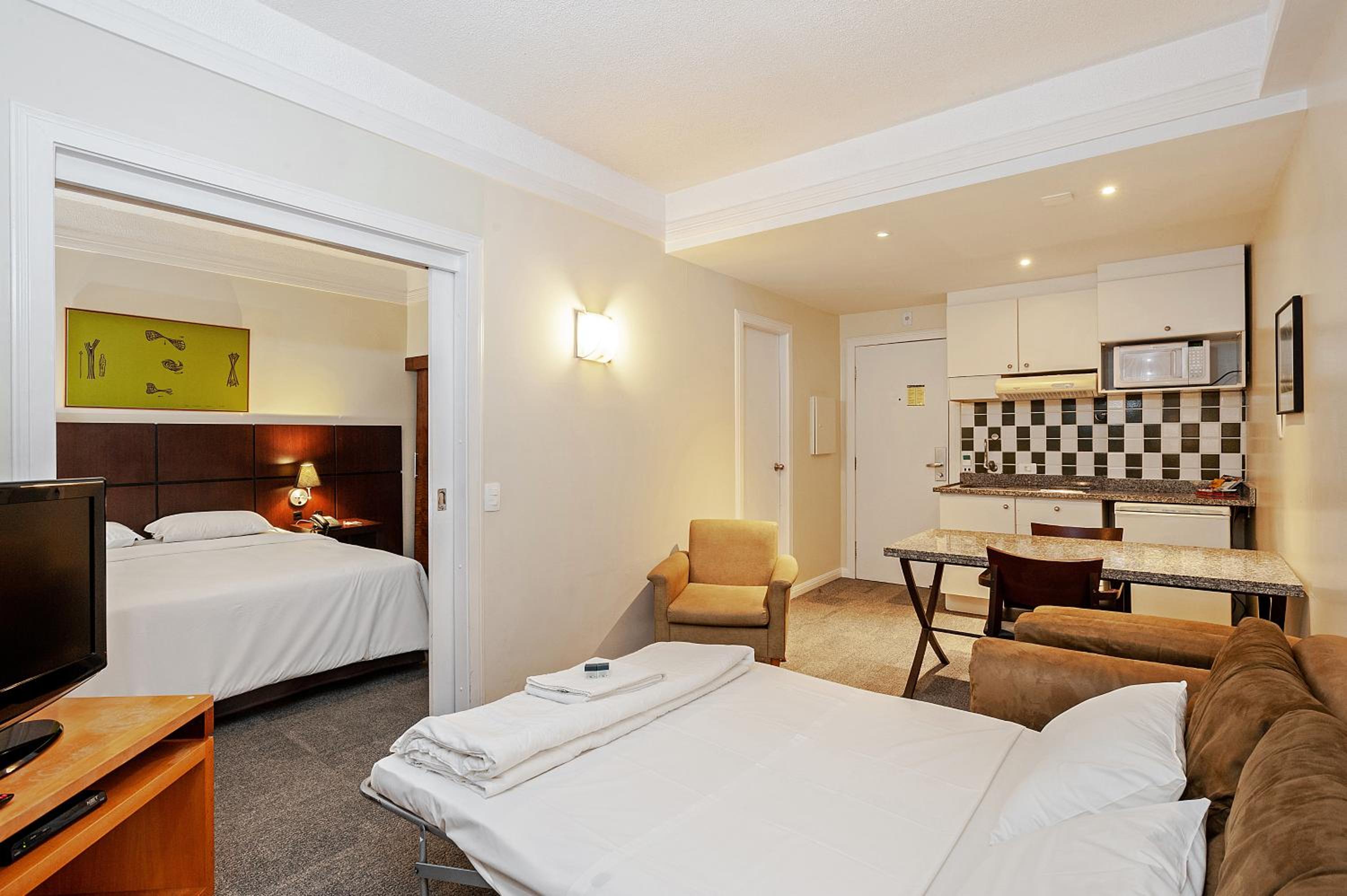 Quarto casal superior com 1 cama casal e 1 sofá cama