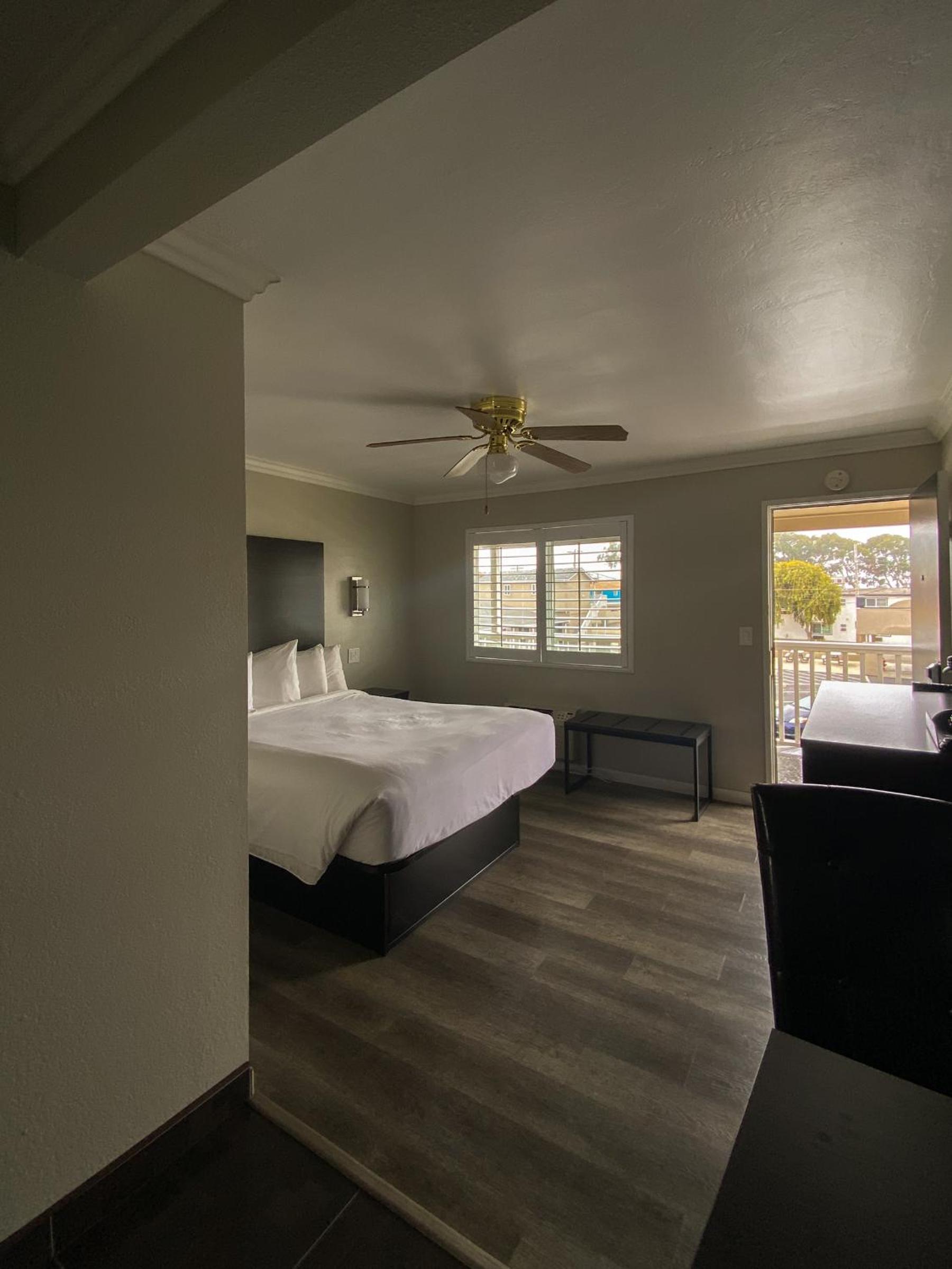 Queen Room - Non-Smoking