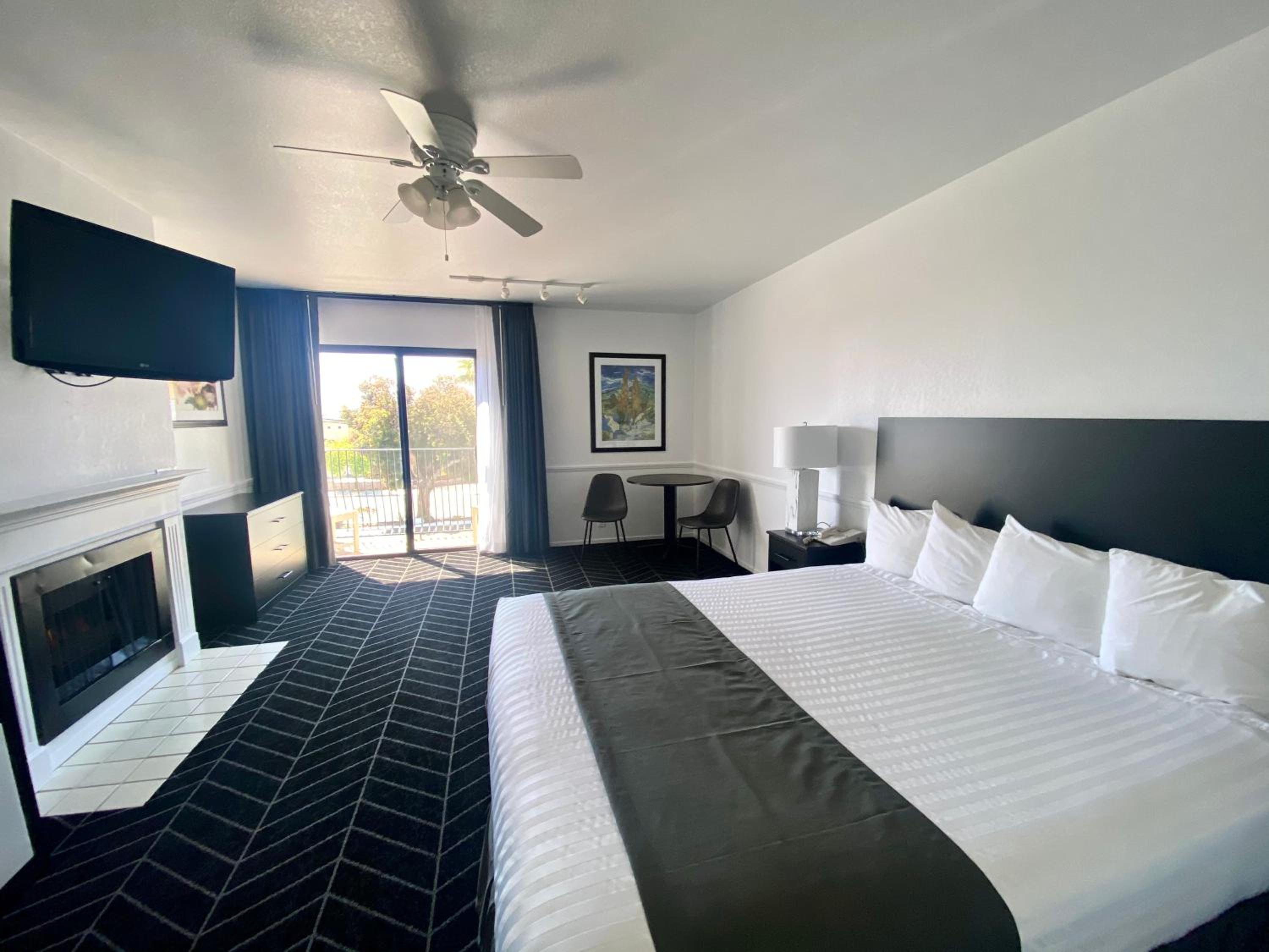 Deluxe Room 1 King Bed fireplace and balcony non-smoking