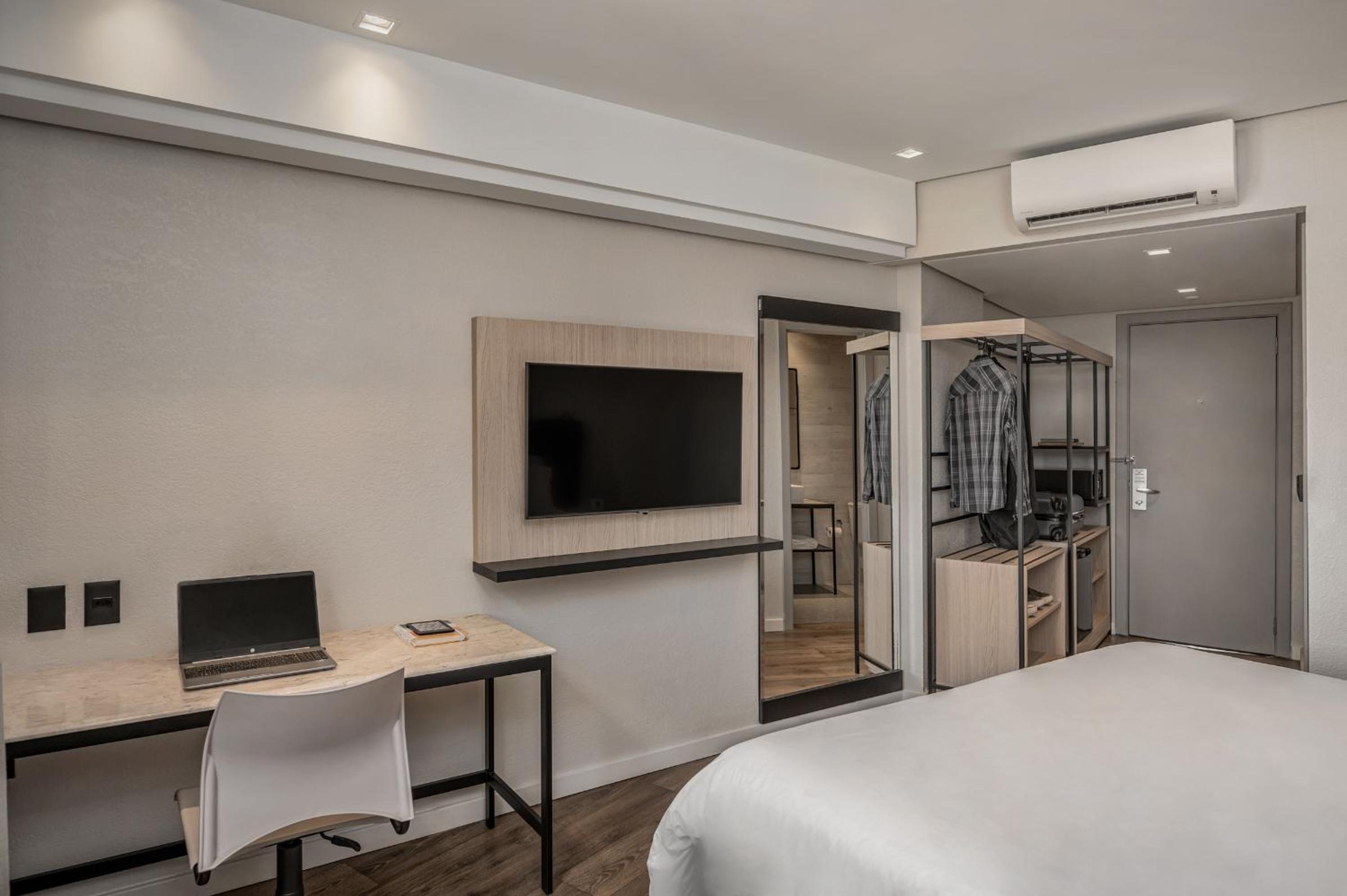 Standard Double - 1 Queen Bed
