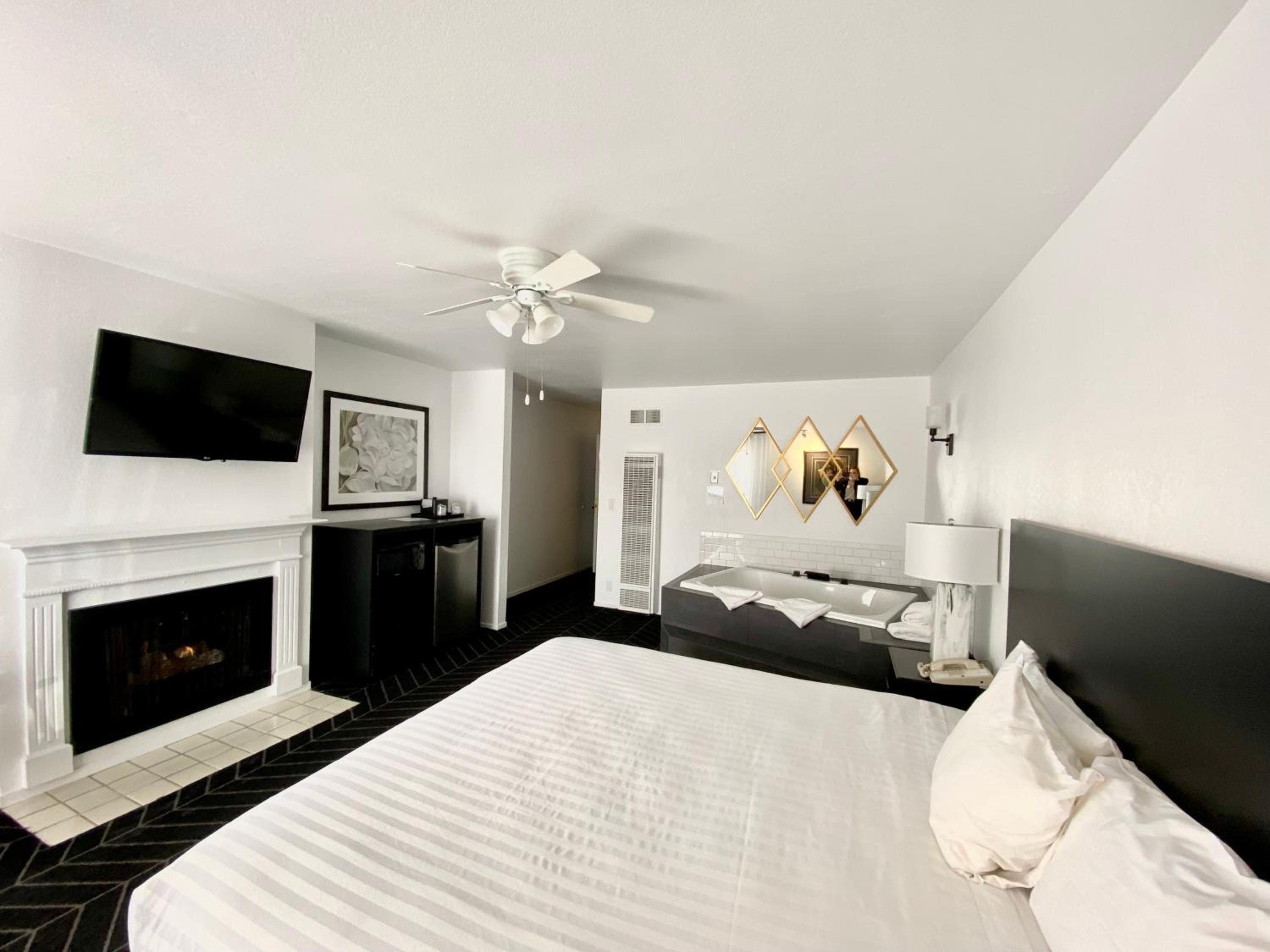 1 King Bed Hot Tub And Fireplace Non Smoking