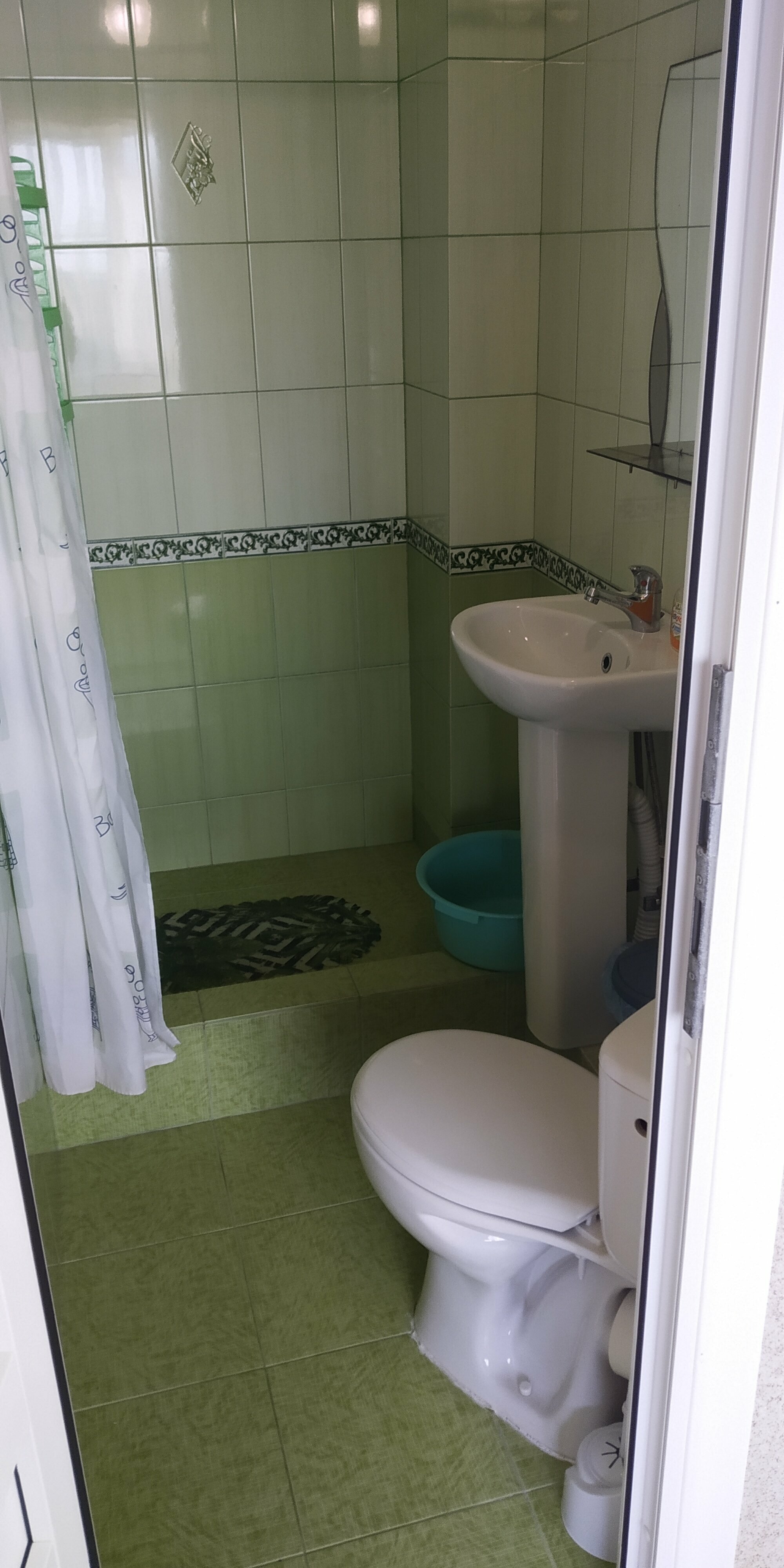 Трехместный номер с двумя санузлами с душем, тремя балконами