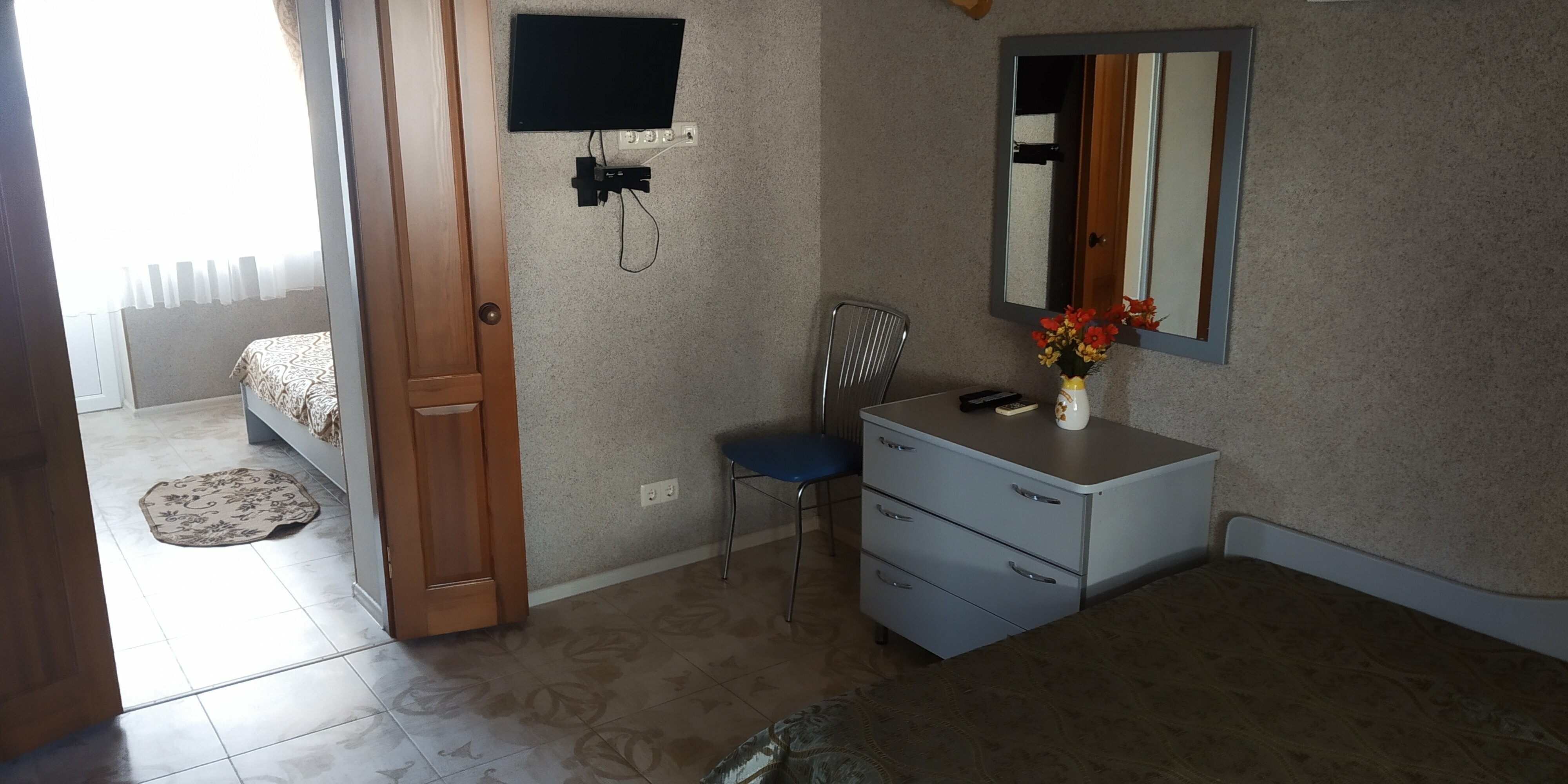 Трехместный номер с двумя санузлами с душем, тремя балконами