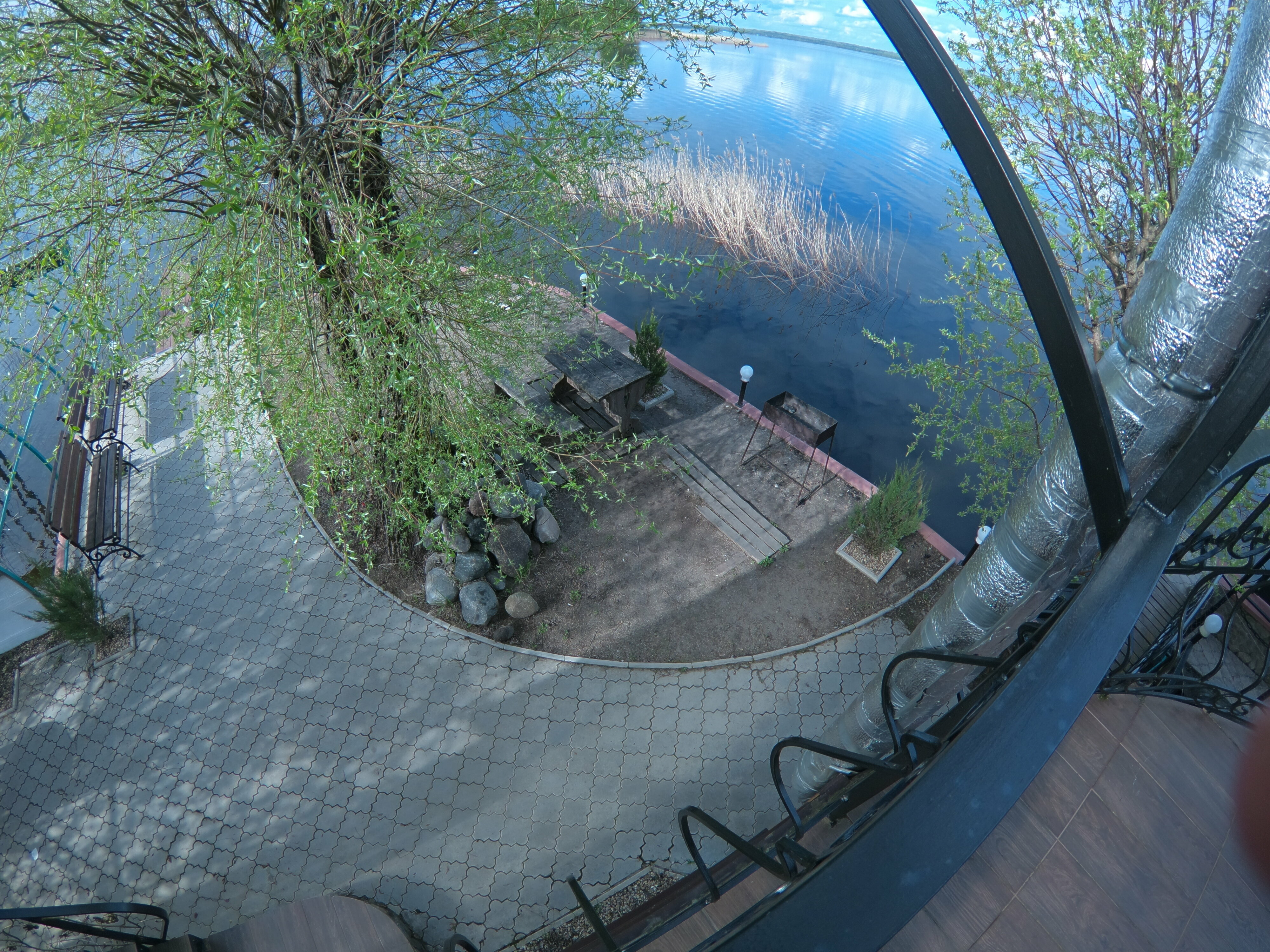 Двухместный небольшой номер с видом на Озеро. двуспальная кровать + односпальная