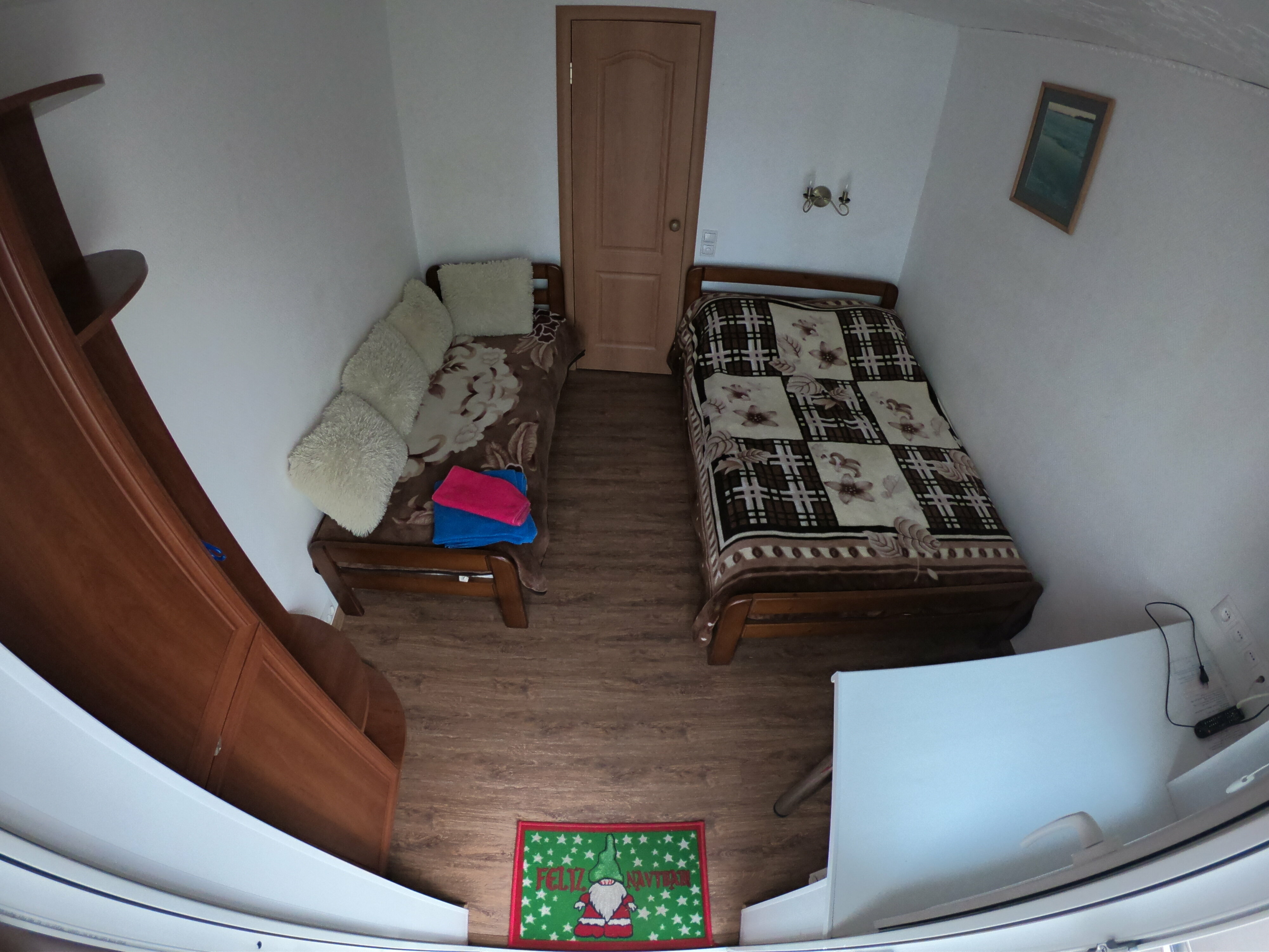 Двухместный небольшой номер с видом на Озеро. двуспальная кровать + односпальная