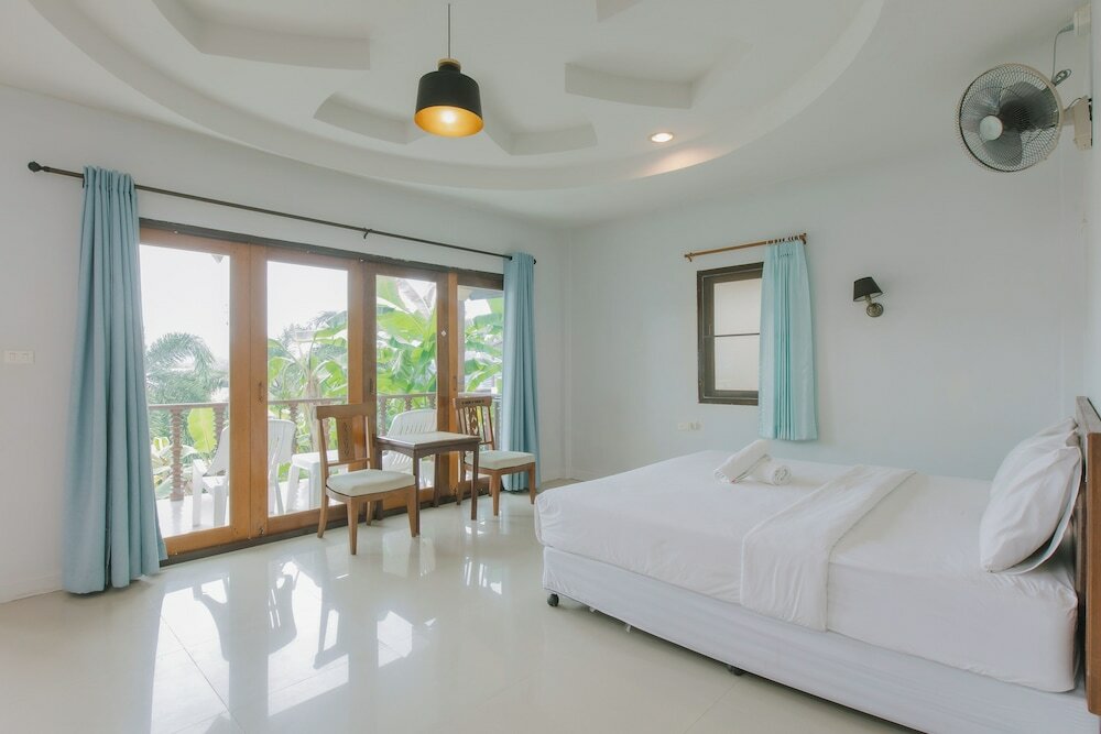 Large Bungalow Pool Access Kitchenette