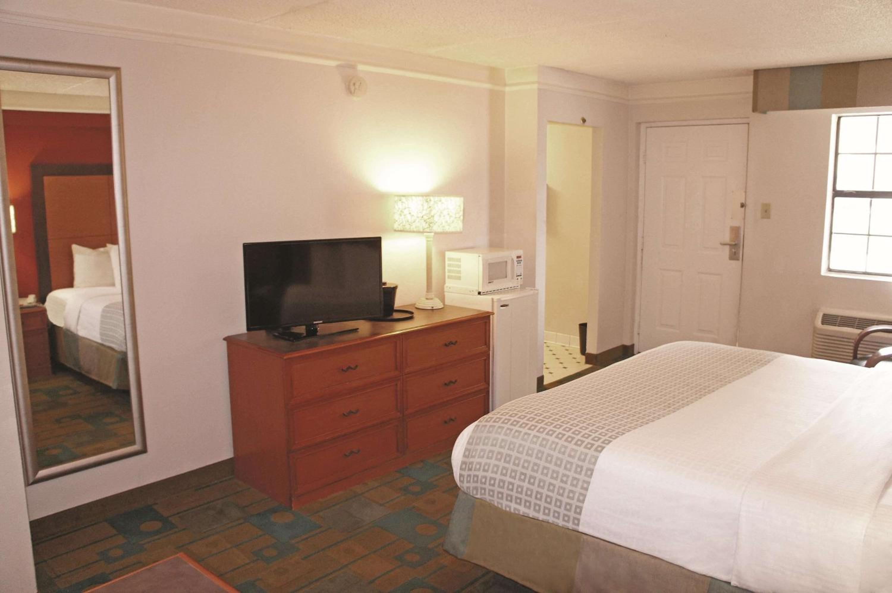 Deluxe King Room with Bathtub with Grab Bars -Mobility Accessible/Non-Smoking