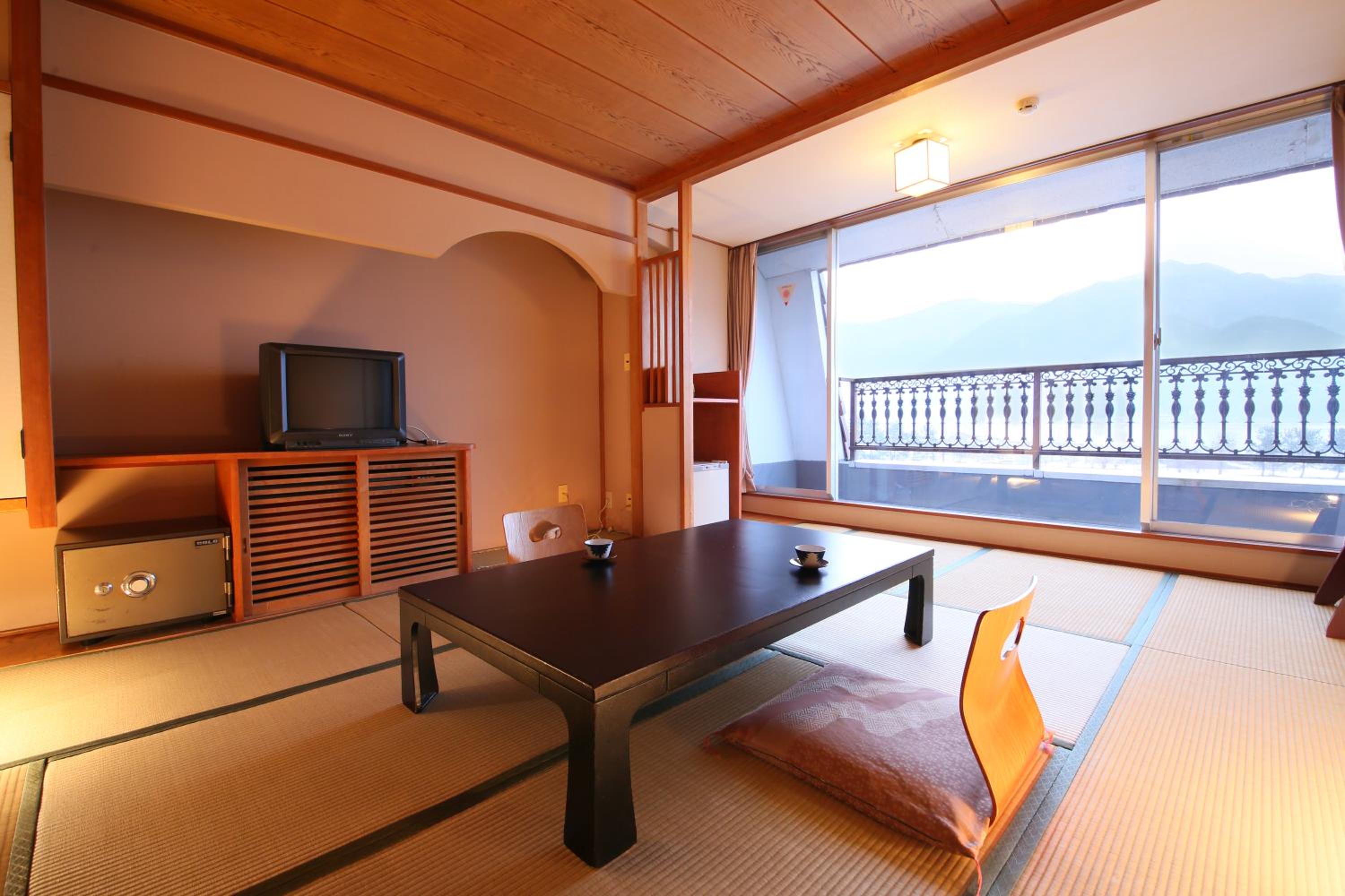 Japanese-Style Twin Room with Bath and Lake View