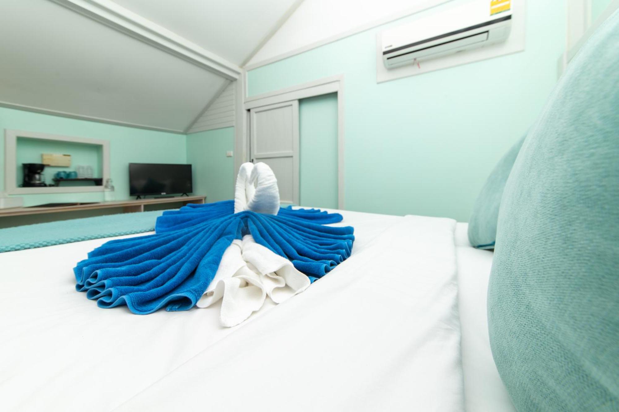 Wooden Bungalow with Beach Access 