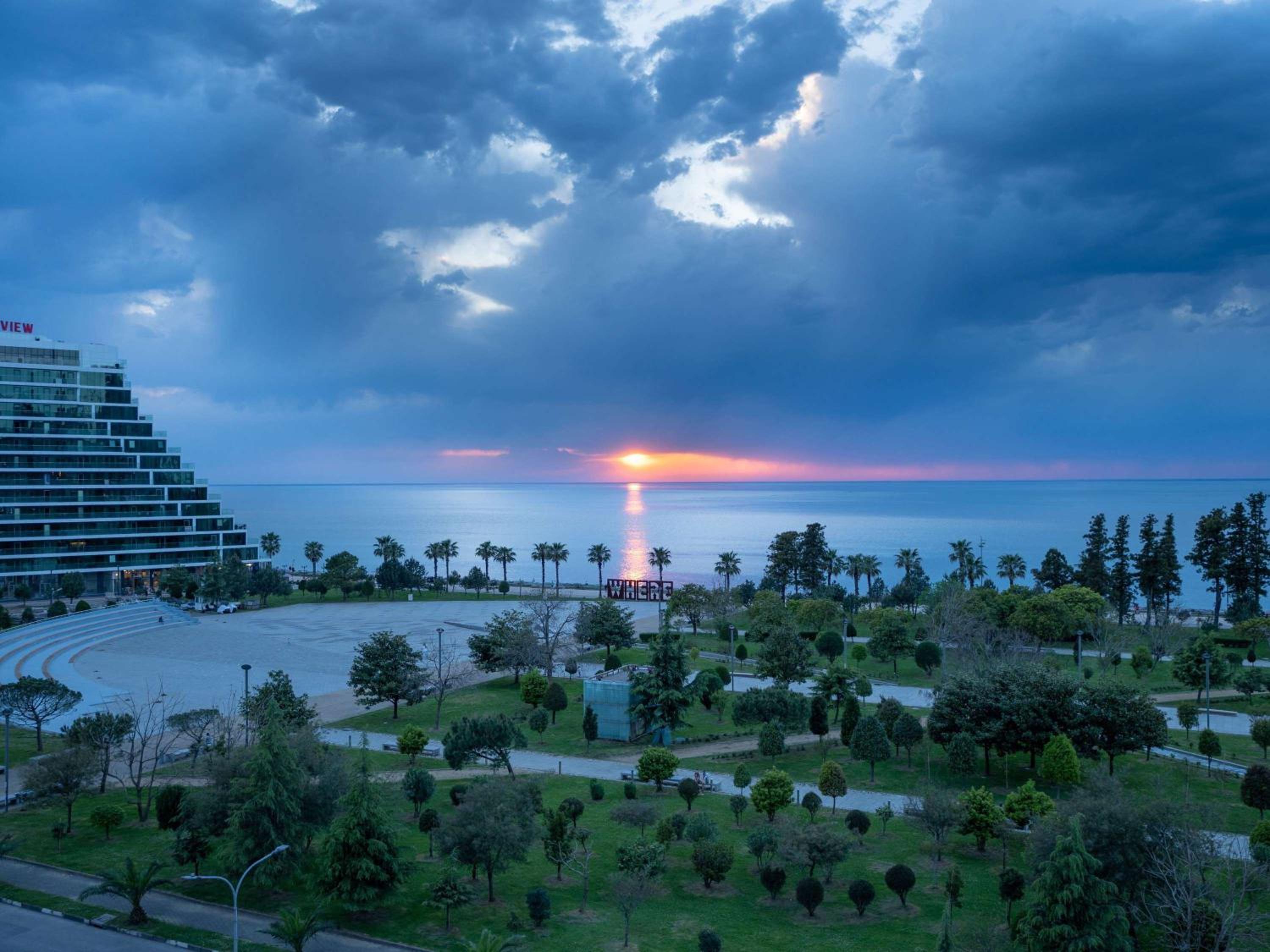 One-Bedroom Suite with One Double Bed and Sea View