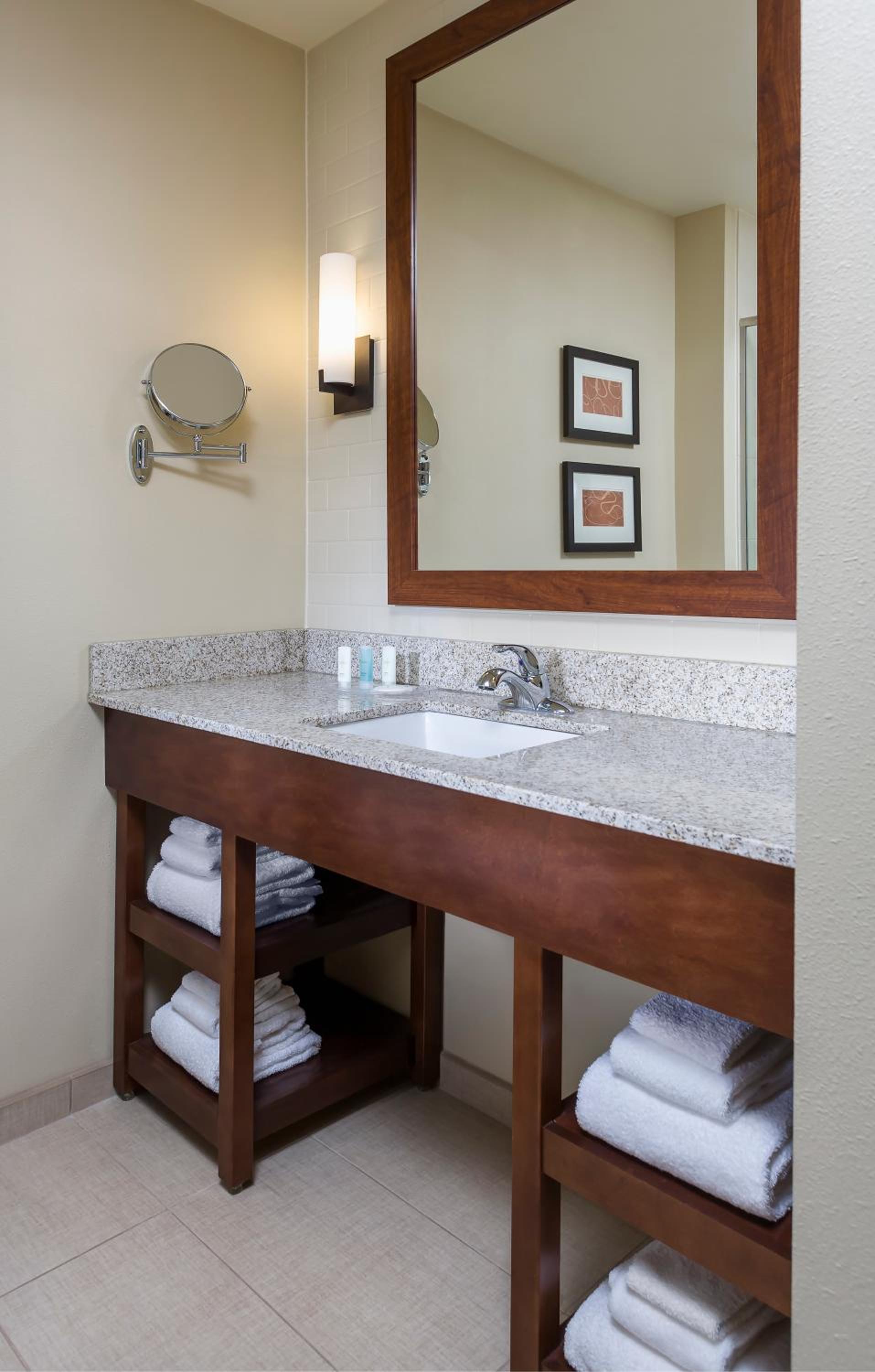 King Suite - Mobility and Hearing Accessible/Non-Smoking