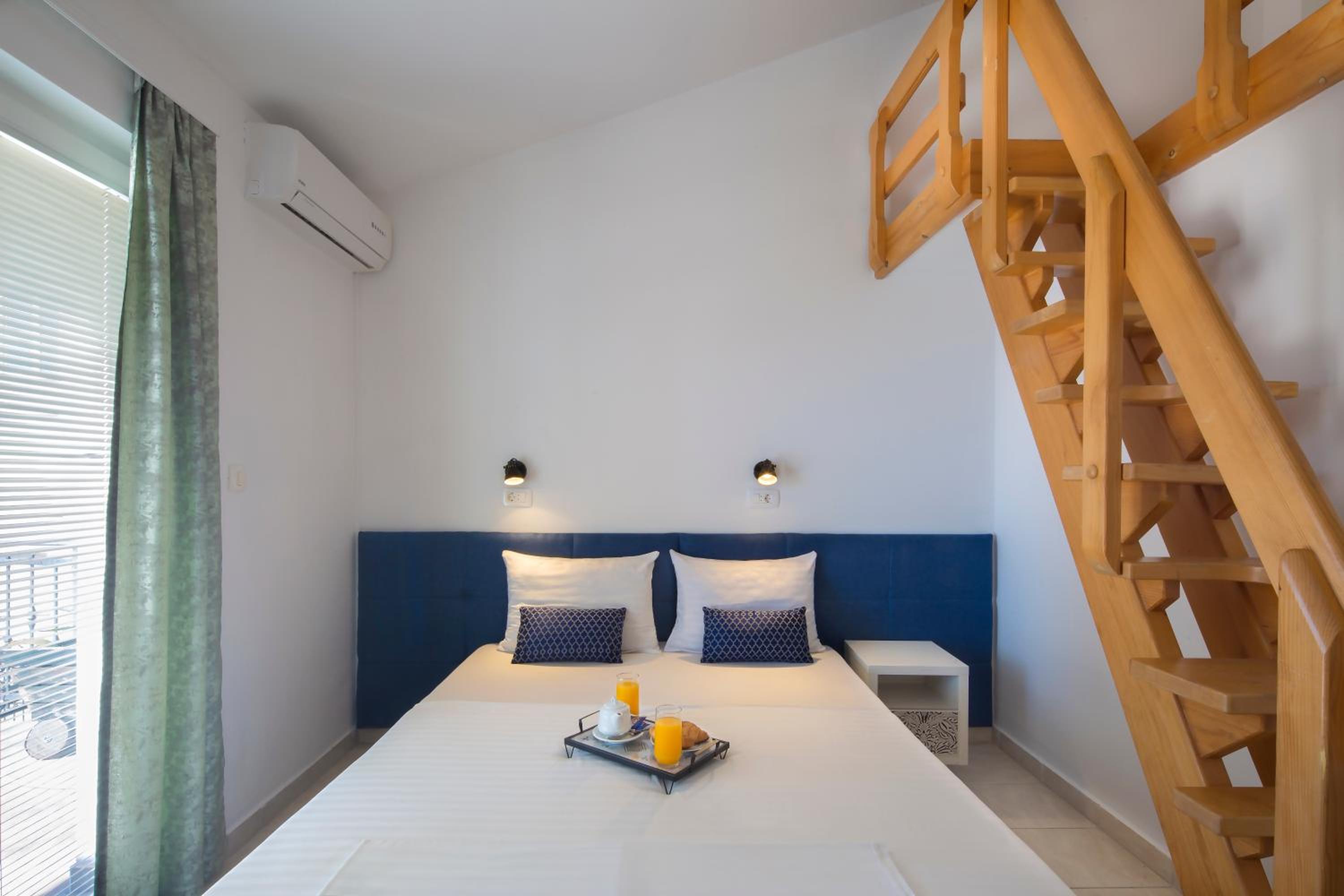 Apartment with Pool View 