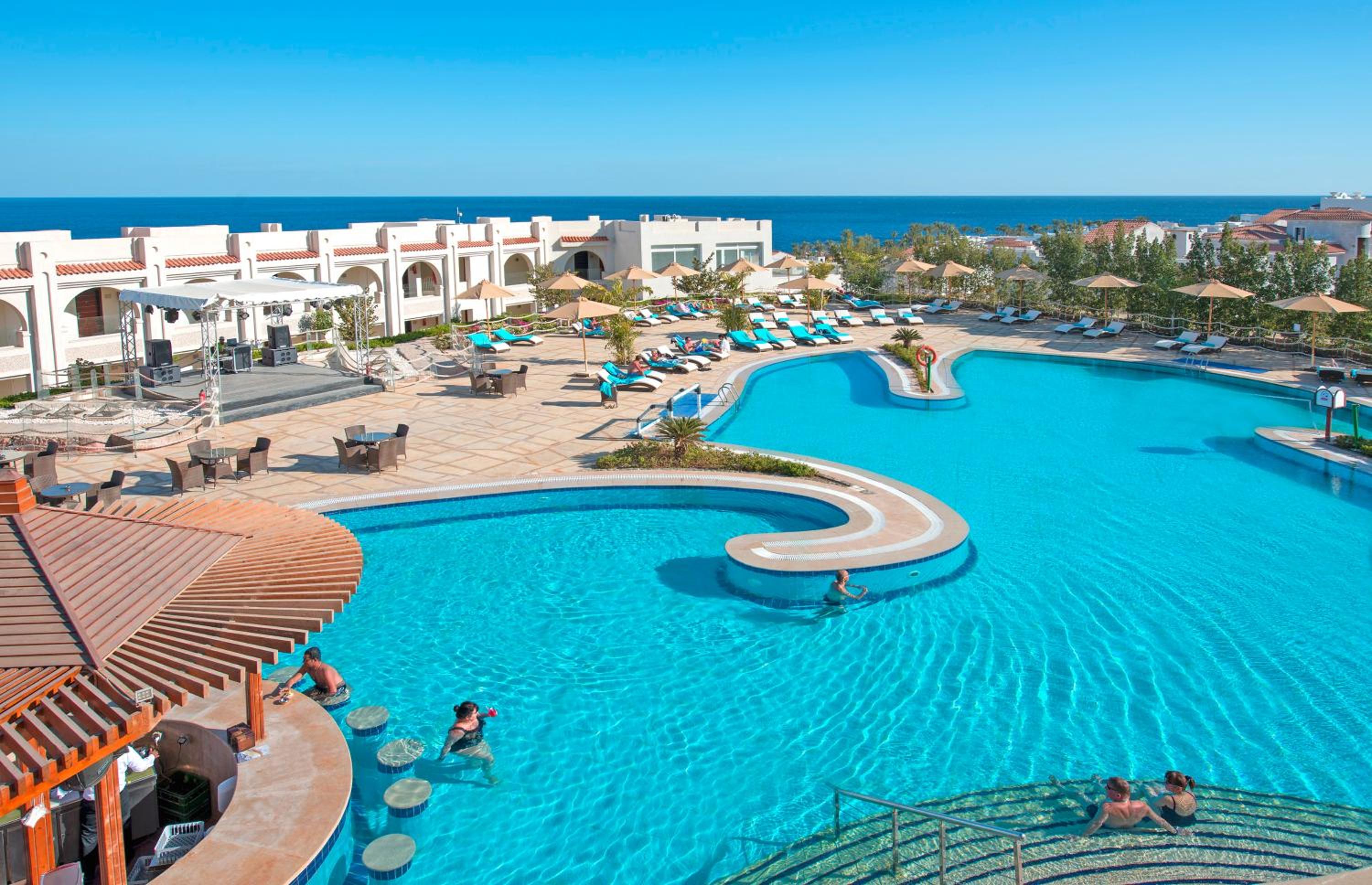 Signature Swim Up Suite Posh Club