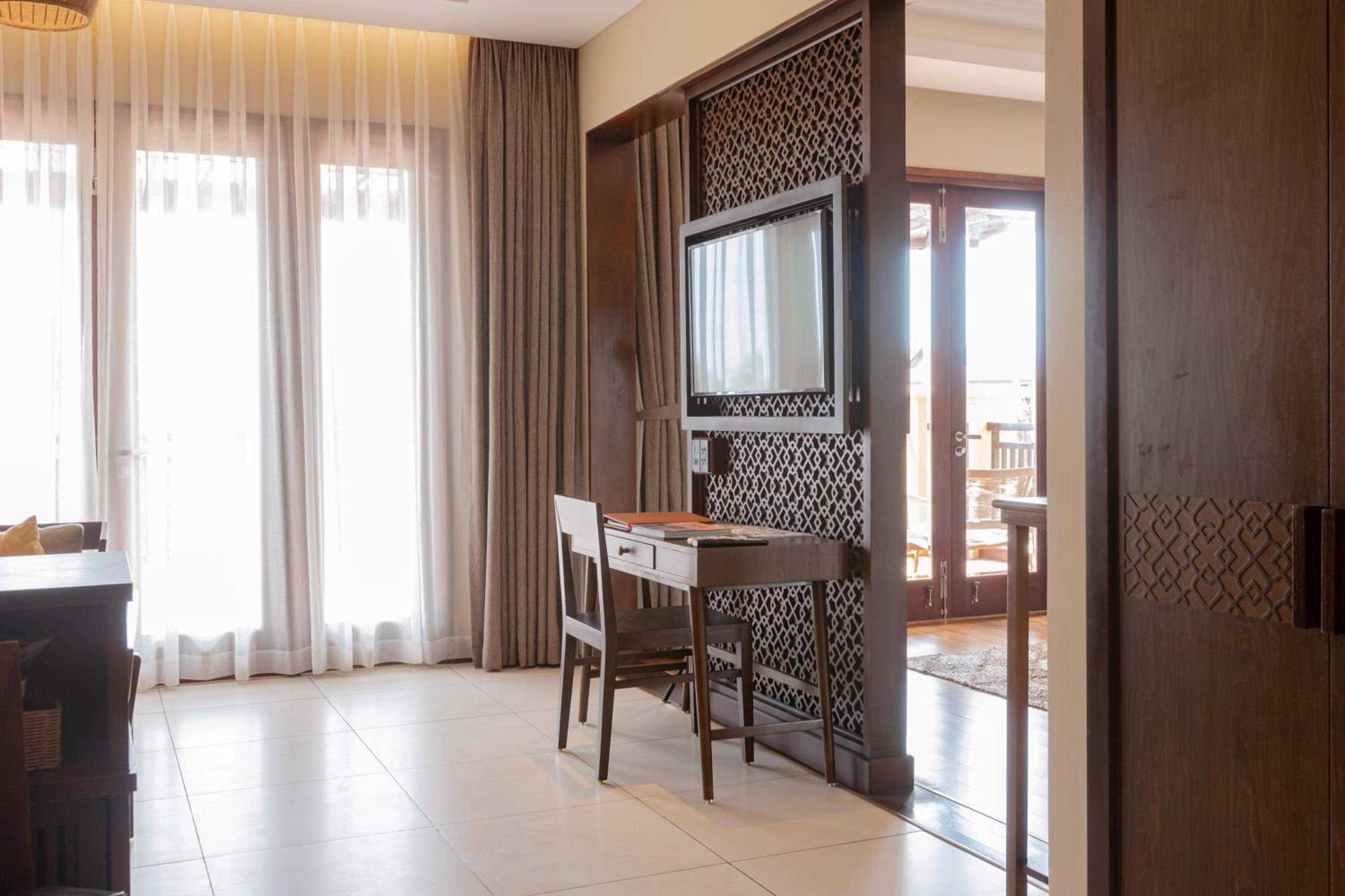 Signature Panorama View Suite with Balcony - Complimentary Mini-bar in room