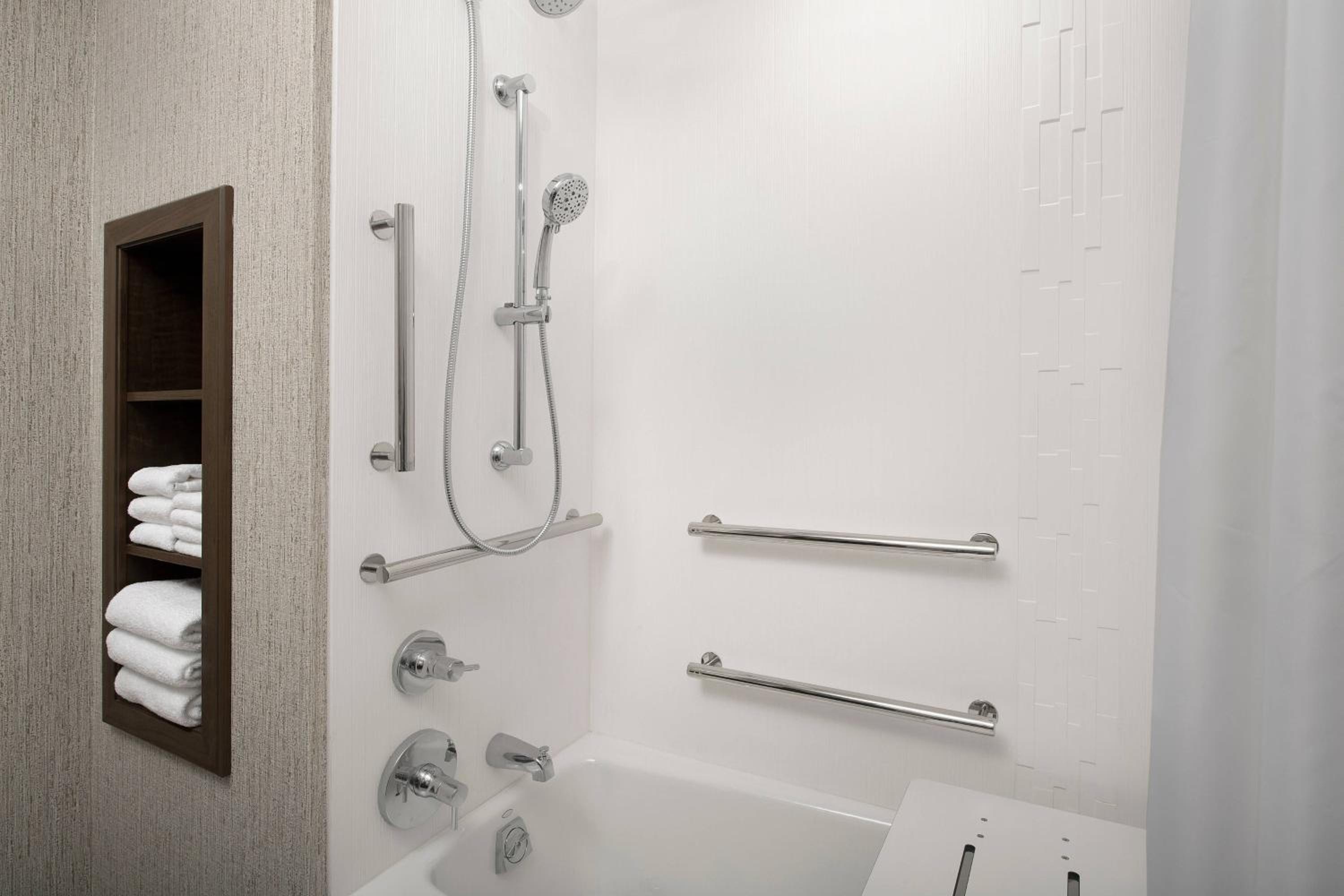 Large King Studio with Sofa Bed - Hearing Accessible