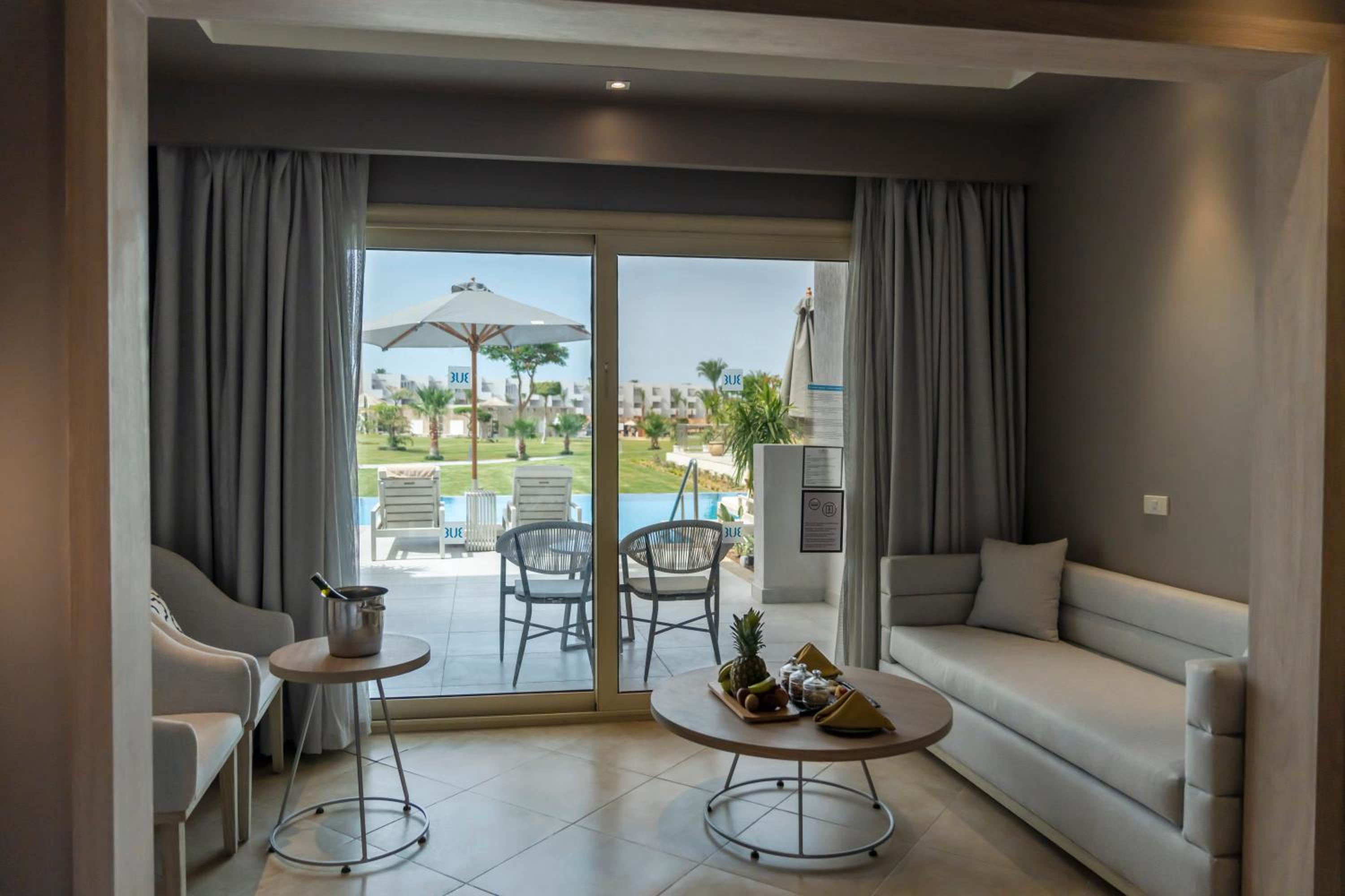  Deluxe Swim-Up Room