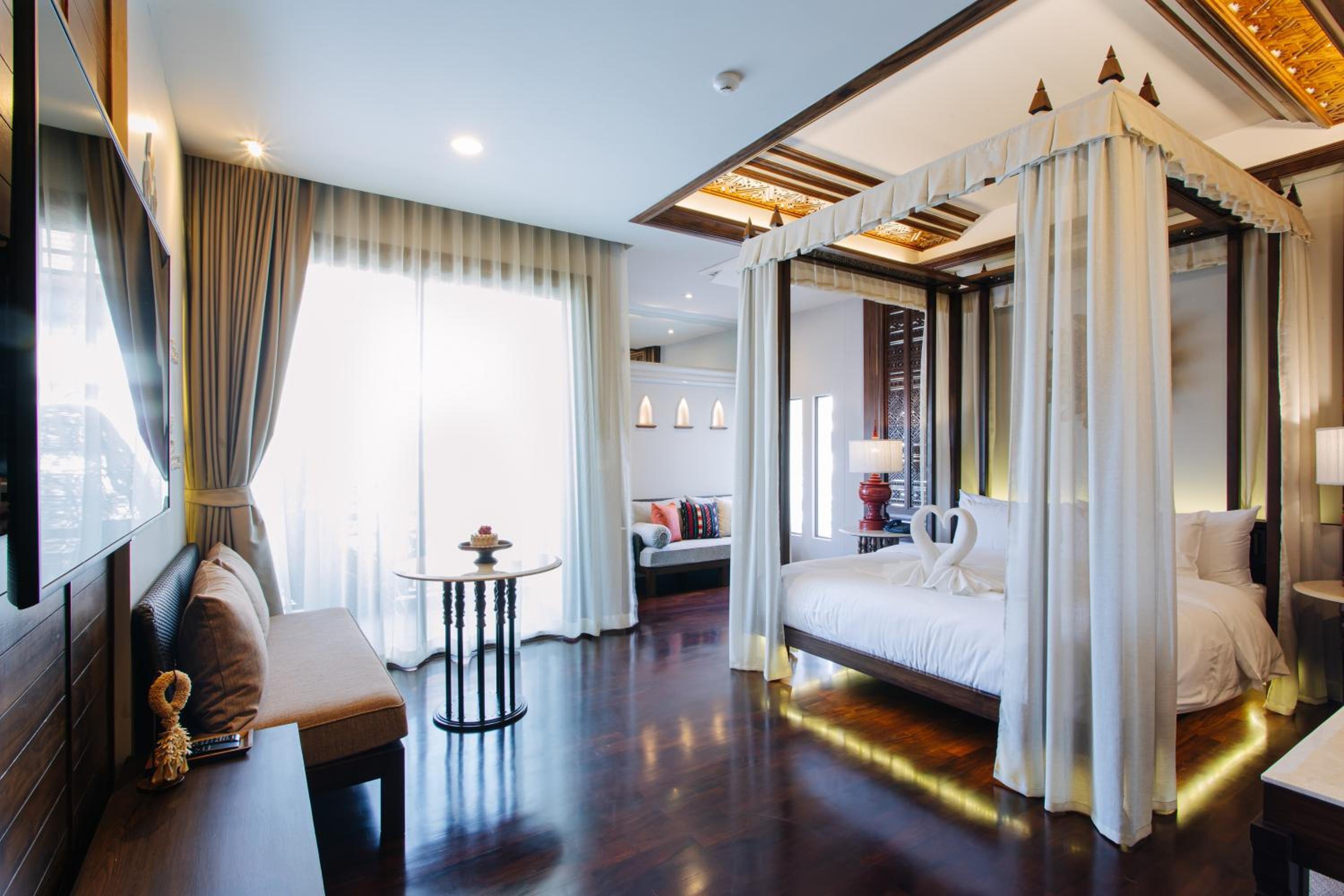 Executive Suite, 1 King With Balcony - Non Smoking