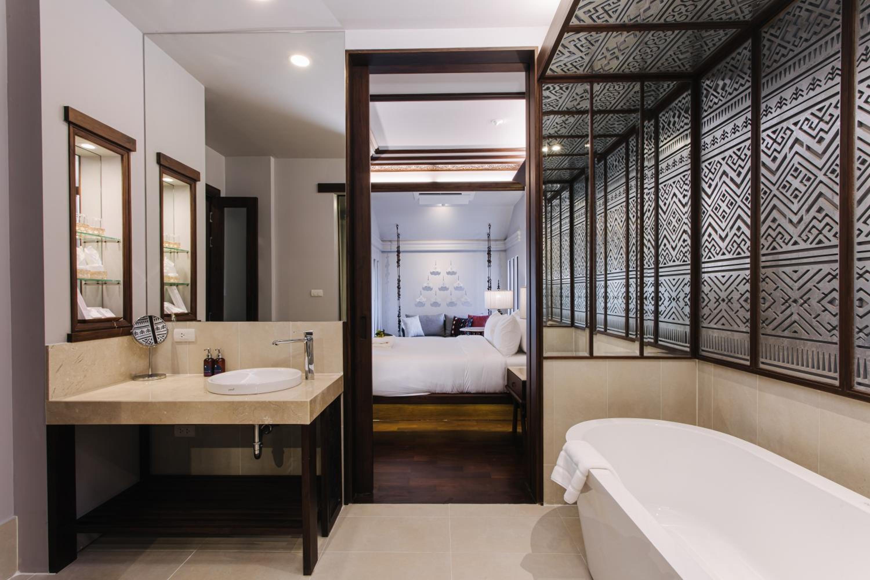 Executive Suite, 1 King With Balcony - Non Smoking