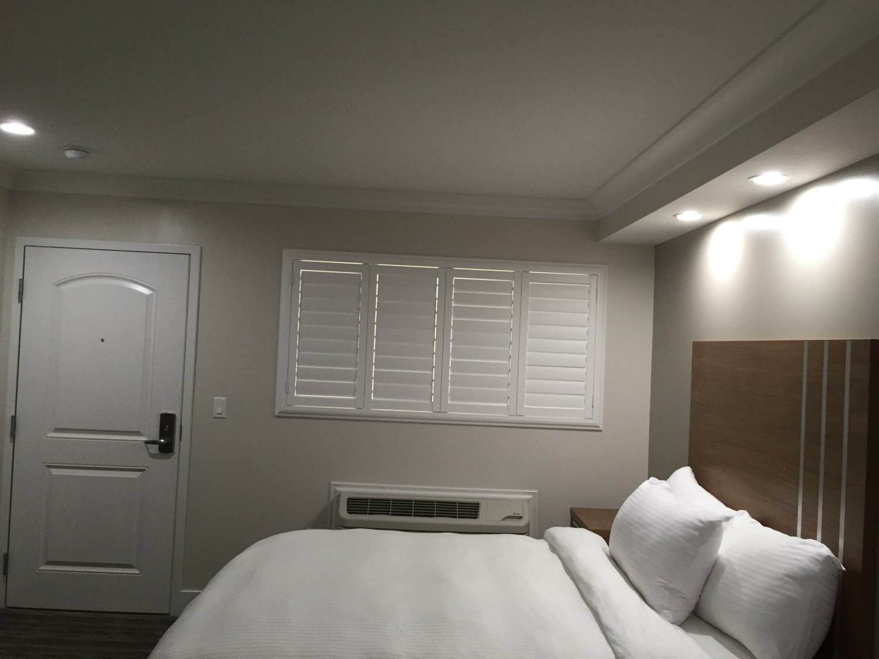 Premium Queen Room - Non-Smoking