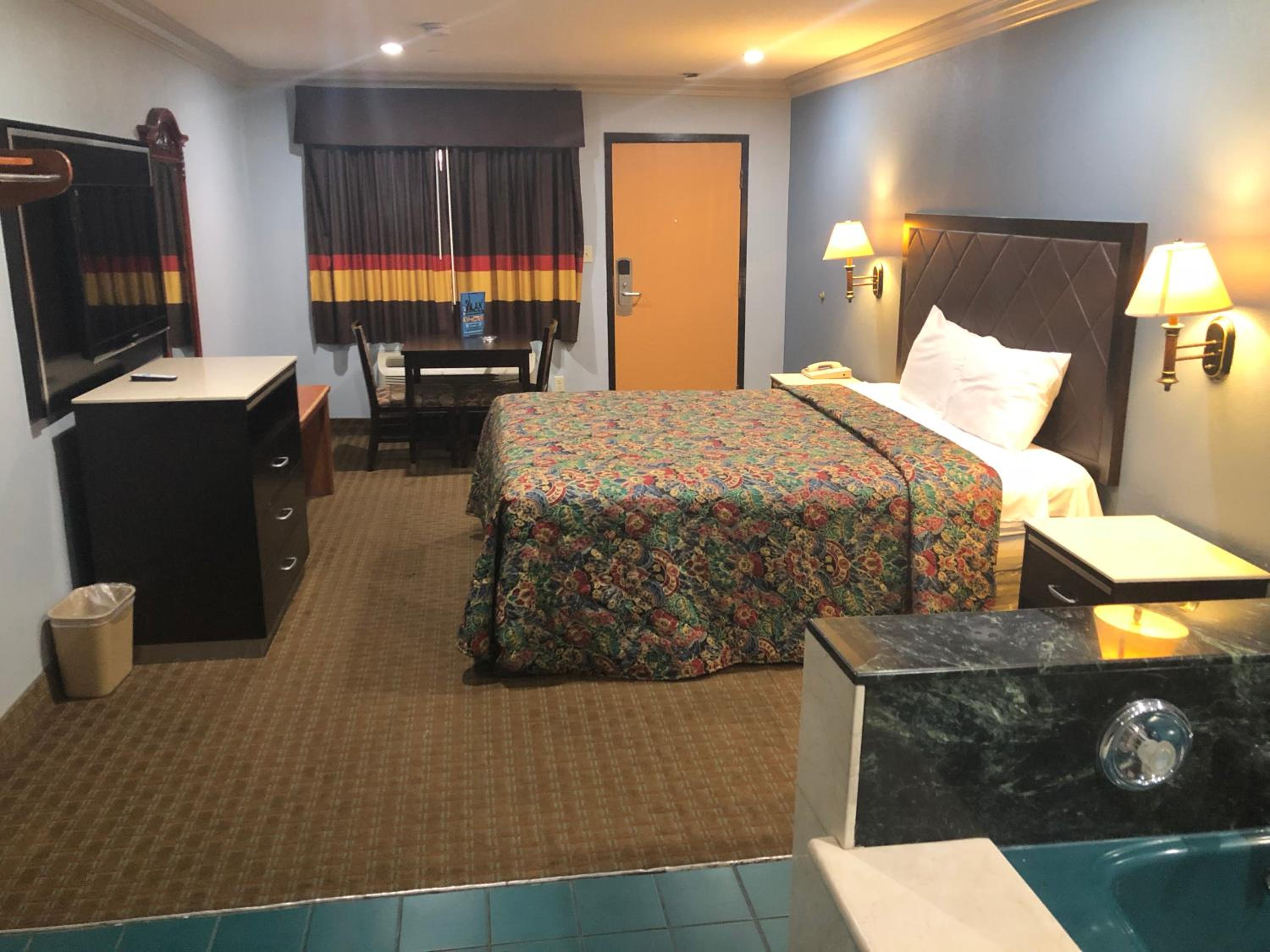 King Suite with Spa Bath - Smoking