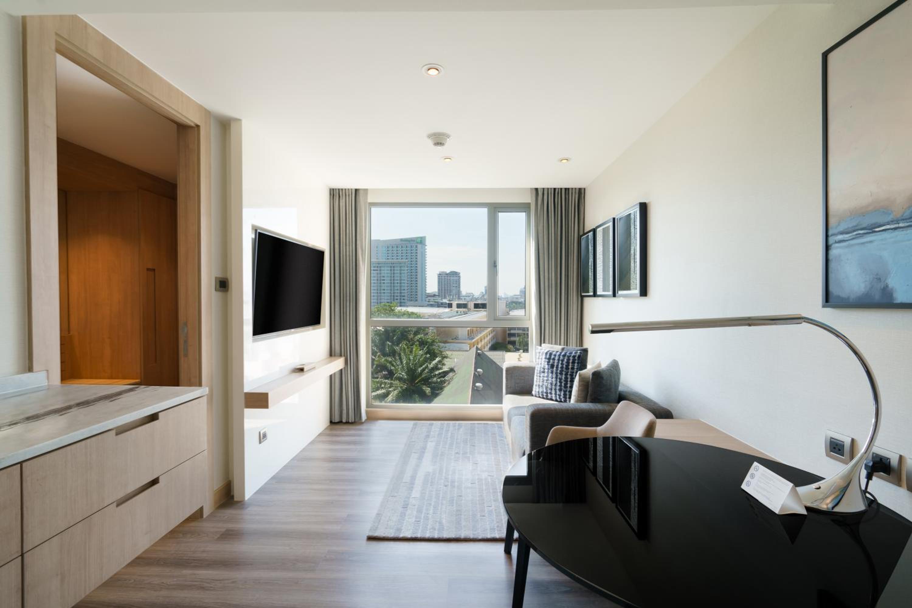 One-Bedroom Deluxe King Suite with City View